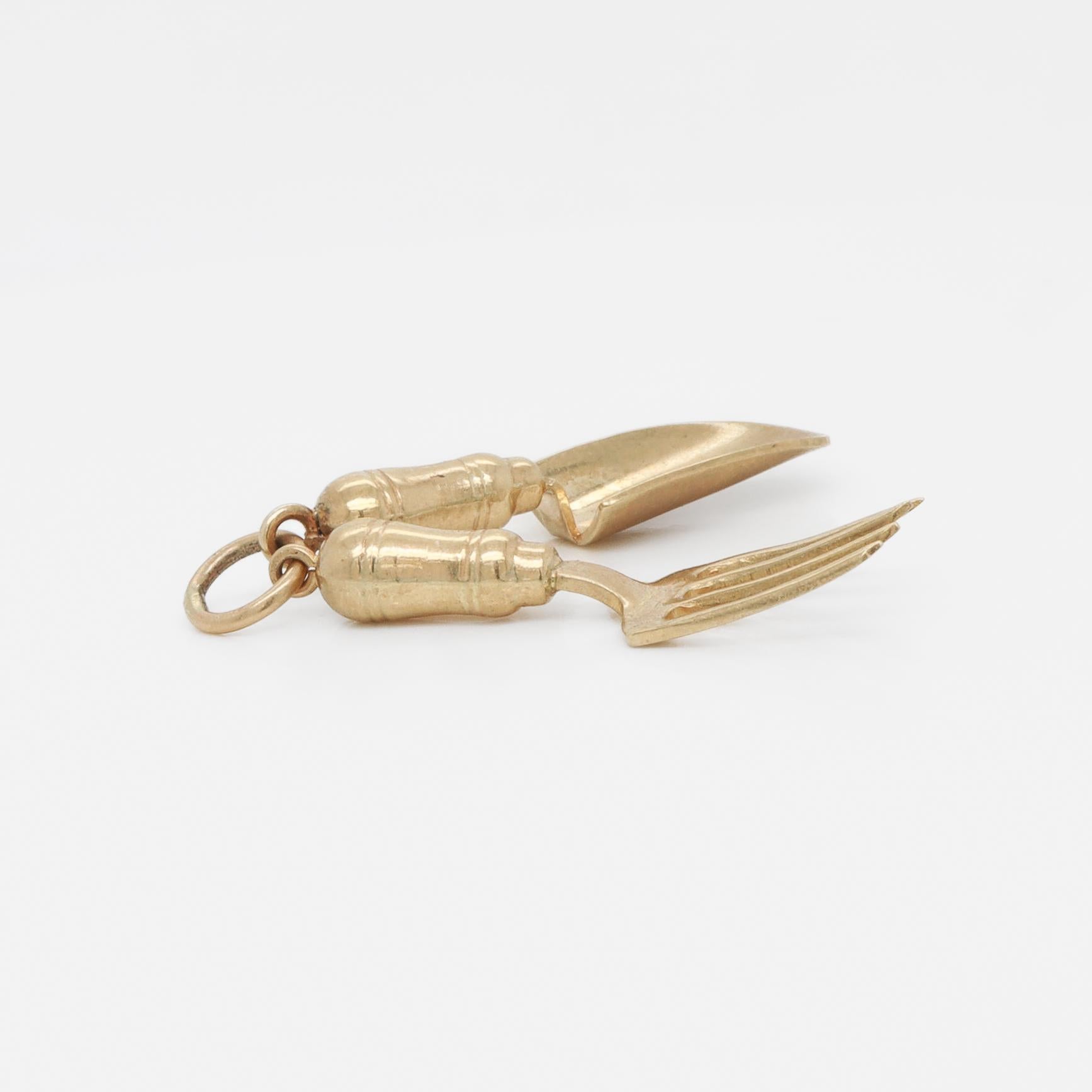 Cropp & Farr English 9ct Gold Gardening Tools Trowel & Fork Charm for a Bracelet For Sale 1