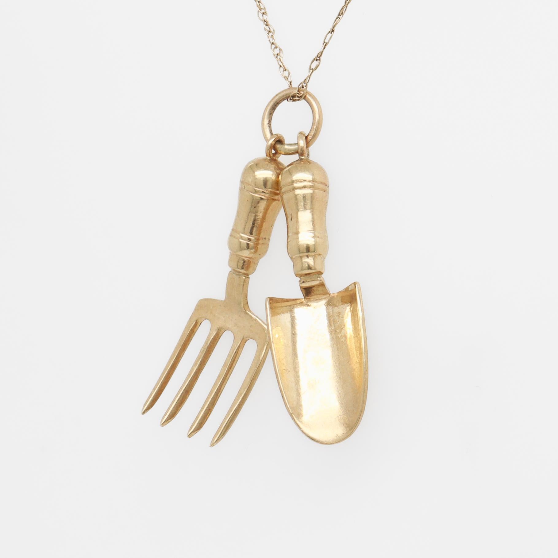 Cropp & Farr English 9ct Gold Gardening Tools Trowel & Fork Charm for a Bracelet For Sale 4