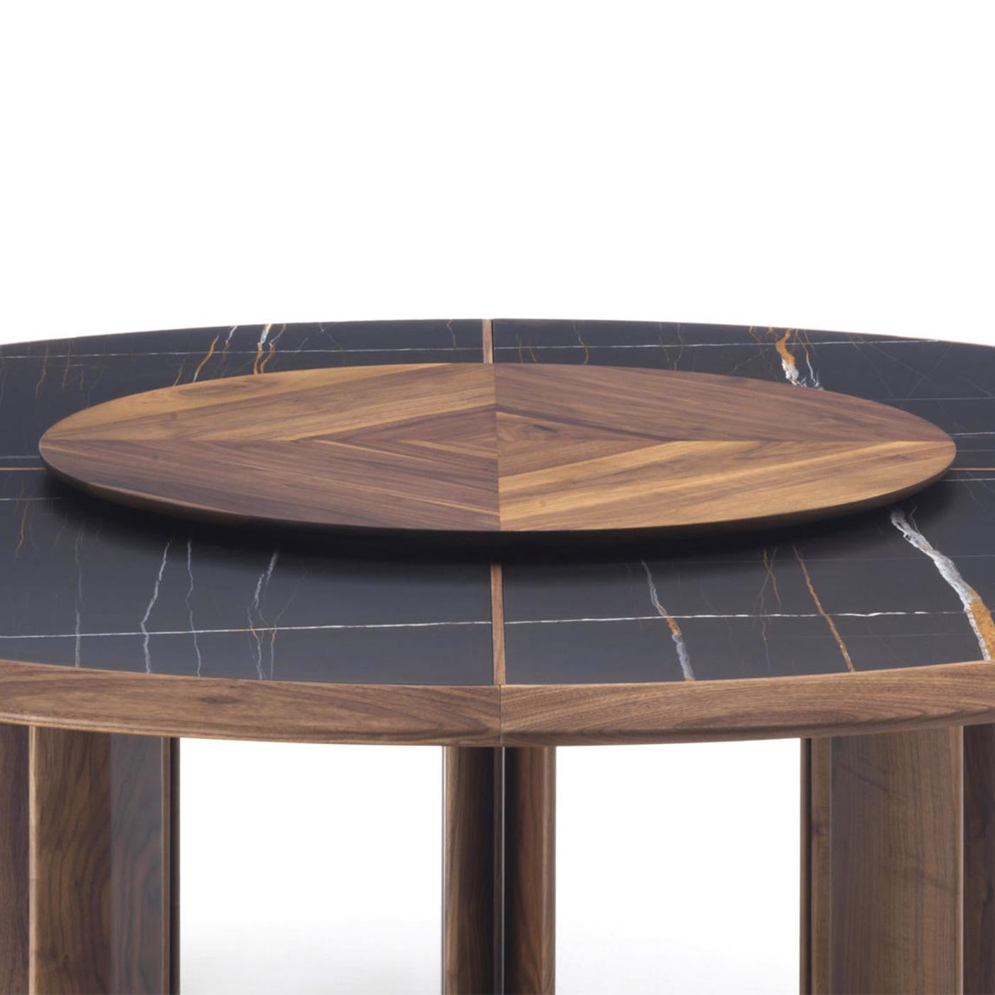 Crosby Round Dining Table In New Condition For Sale In Paris, FR