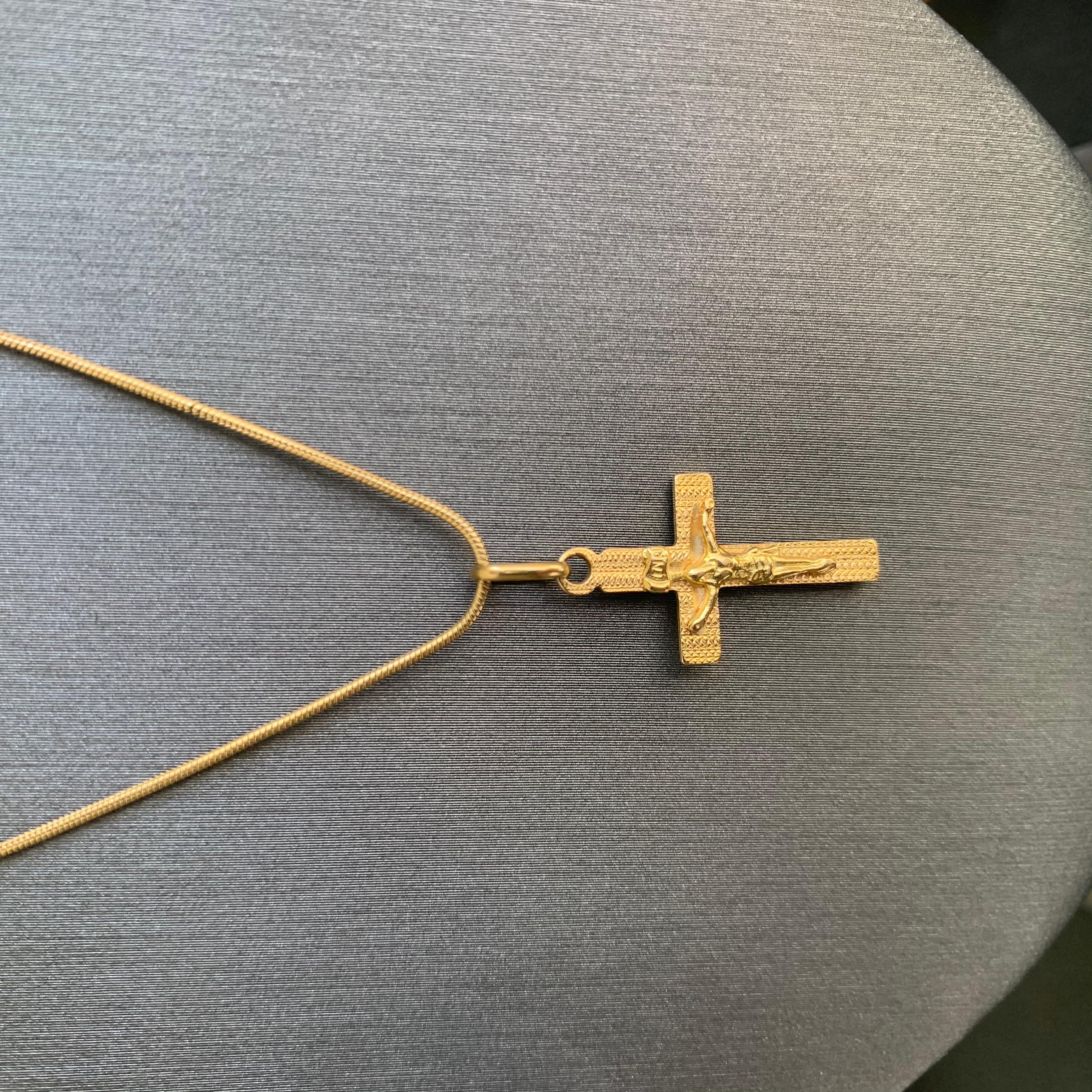 Ciondolo a forma di croce in oro giallo 18k

1 pollice X 0,5 pollici

Il prezzo si riferisce solo al ciondolo, se vuoi anche una catenina posso aggiungerla a un costo aggiuntivo.