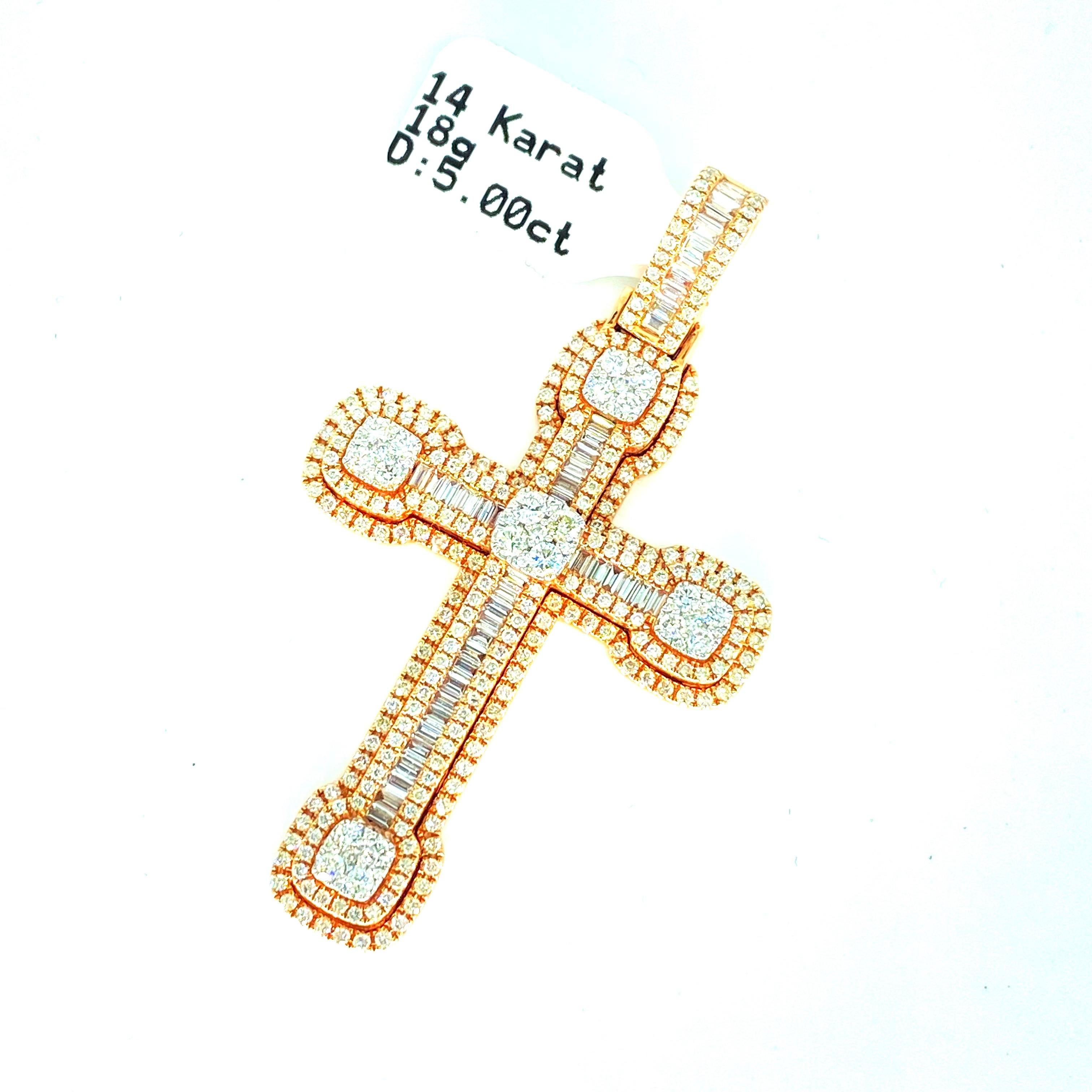 Taille ronde Pendentif croix en or rose 14 carats avec diamants baguettes et ronds de 5,00 carats en vente