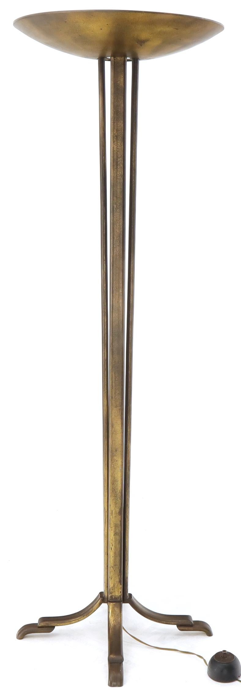 Mid-Century Modern Lampadaire à abat-jour grand format en métal avec base en forme de croix, 68 cm en vente