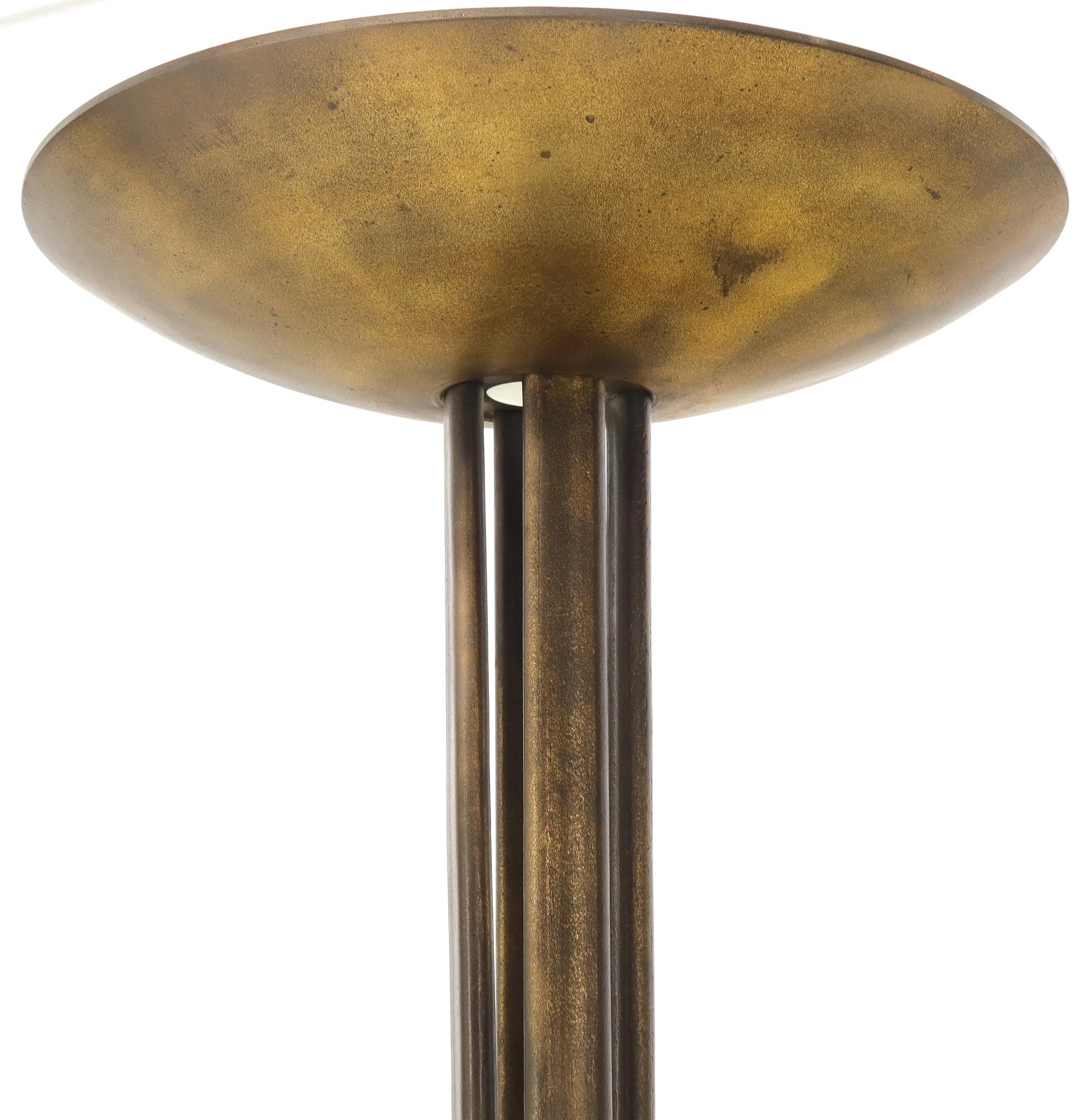 Lampadaire à abat-jour grand format en métal avec base en forme de croix, 68 cm Bon état - En vente à Rockaway, NJ