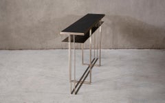 Cross Binate-Konsole – groß – Gestell aus patiniertem Messing – geschliffenes kubanisches Schieferoberteil