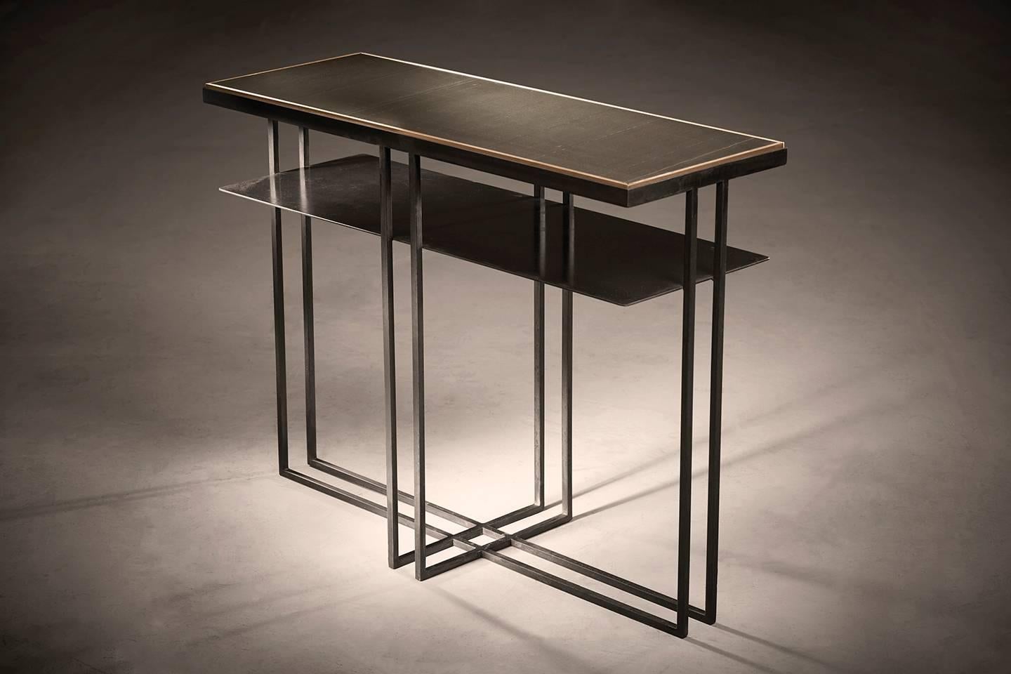 Une table console en acier noirci et ardoise de Cumbria adoucie, avec une garniture en laiton poli. Fabriqué à la main sur commande dans le Nord. Des finitions et des tailles sur mesure sont disponibles.

Mesures : 150cm (longueur) x 30cm (largeur)