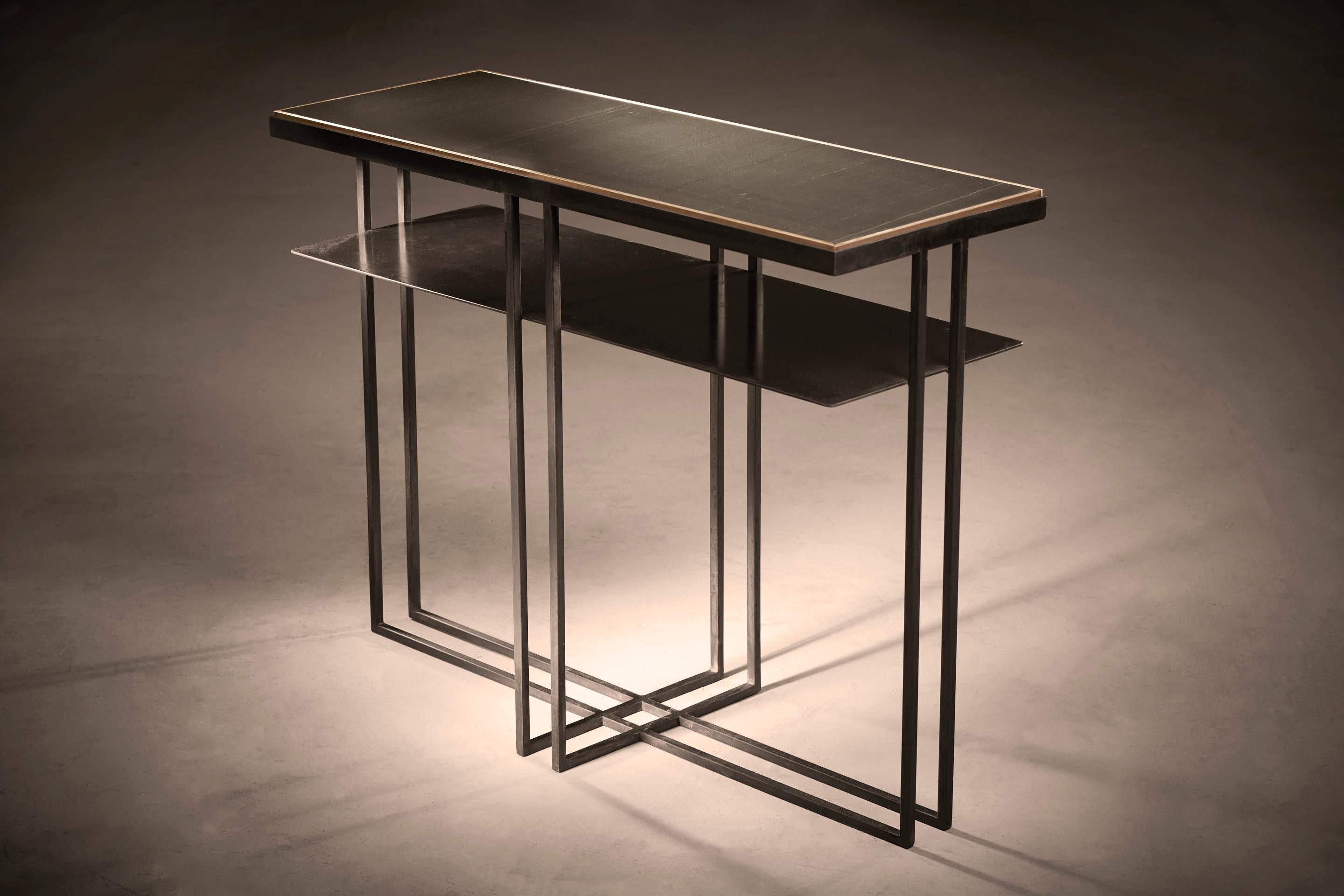 Une table d'appoint en acier noirci et en ardoise Steele adoucie, avec une garniture en laiton poli. Fabriqué à la main dans le Nord, sur commande. Des tailles et des finitions personnalisées sont disponibles.

Mesures : 71 cm (longueur) x 25 cm