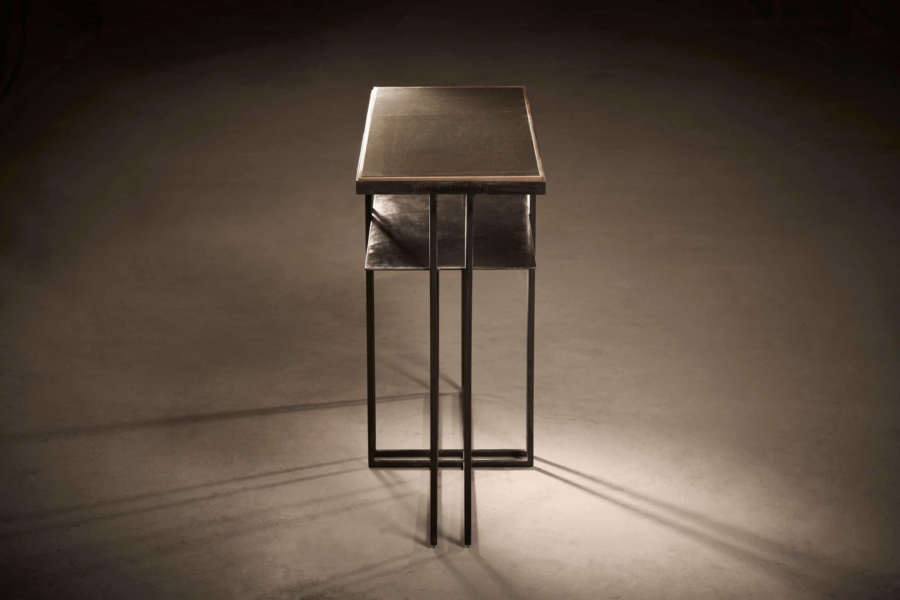Art déco Table d'appoint Cross Binate - Structure en acier noirci - Plateau en ardoise de Cumbrie adoucie en vente