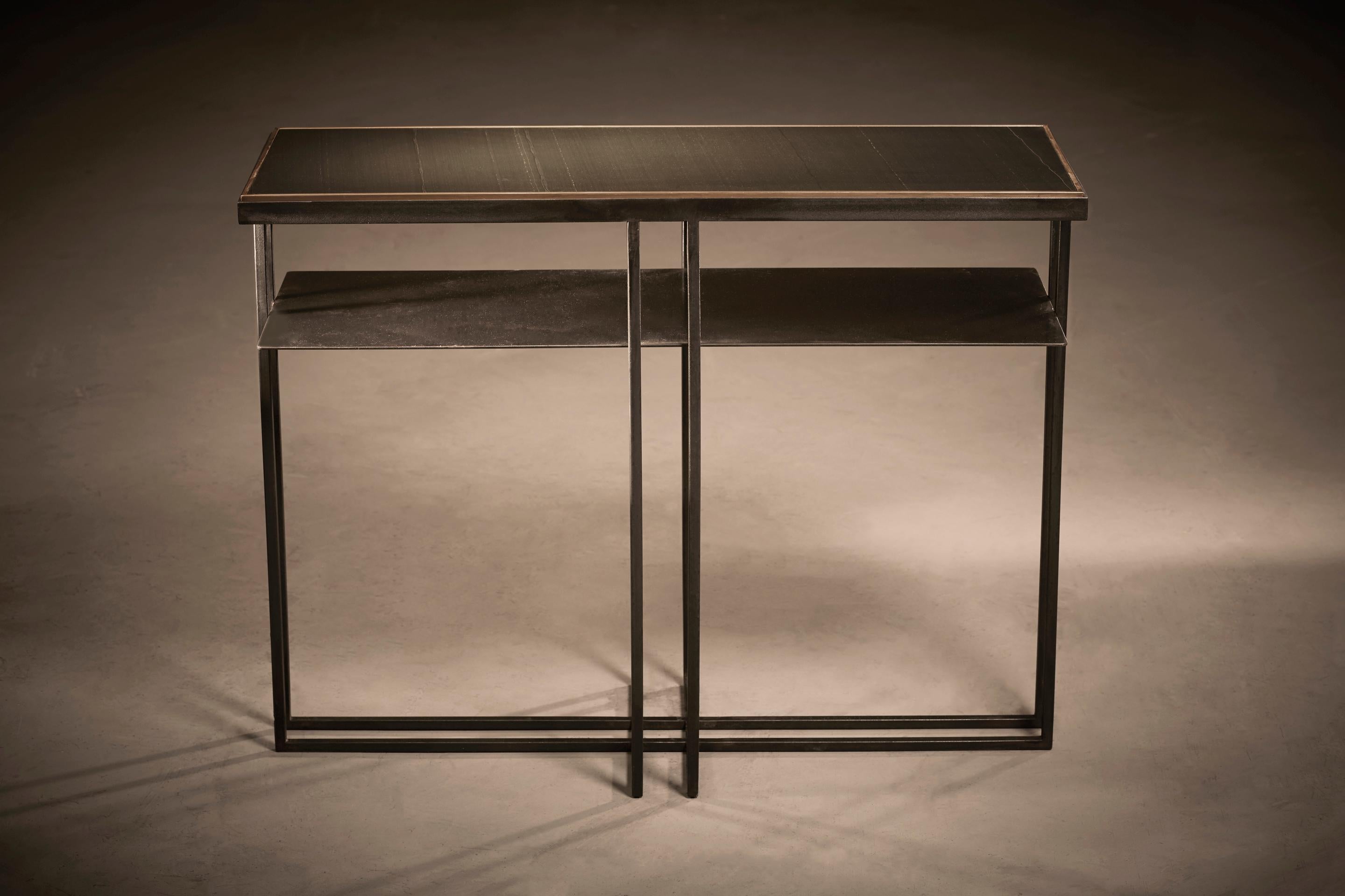Britannique Table d'appoint Cross Binate - Structure en acier noirci - Plateau en ardoise de Cumbrie adoucie en vente