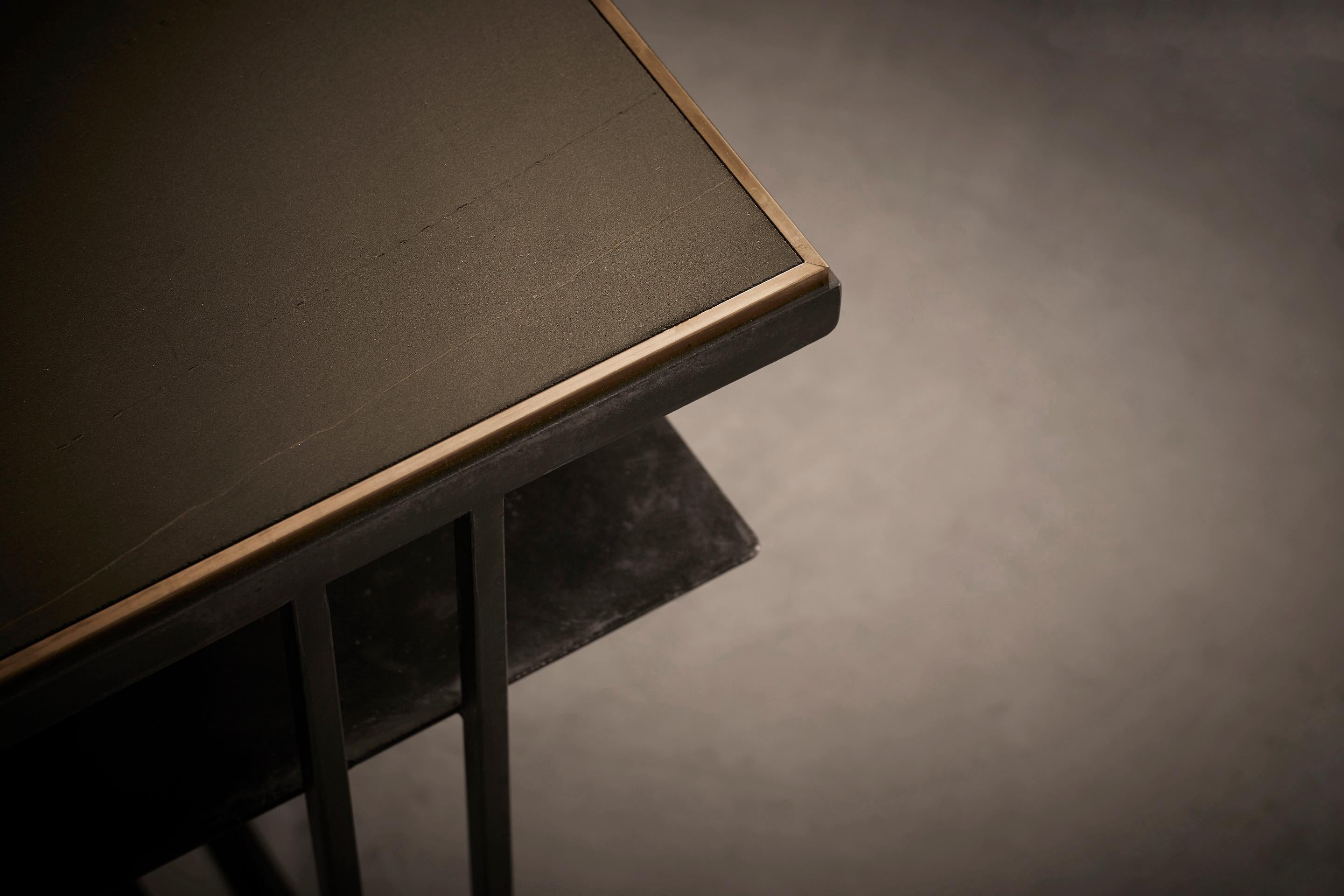 Biseauté Table d'appoint Cross Binate - Structure en acier noirci - Plateau en ardoise de Cumbrie adoucie en vente