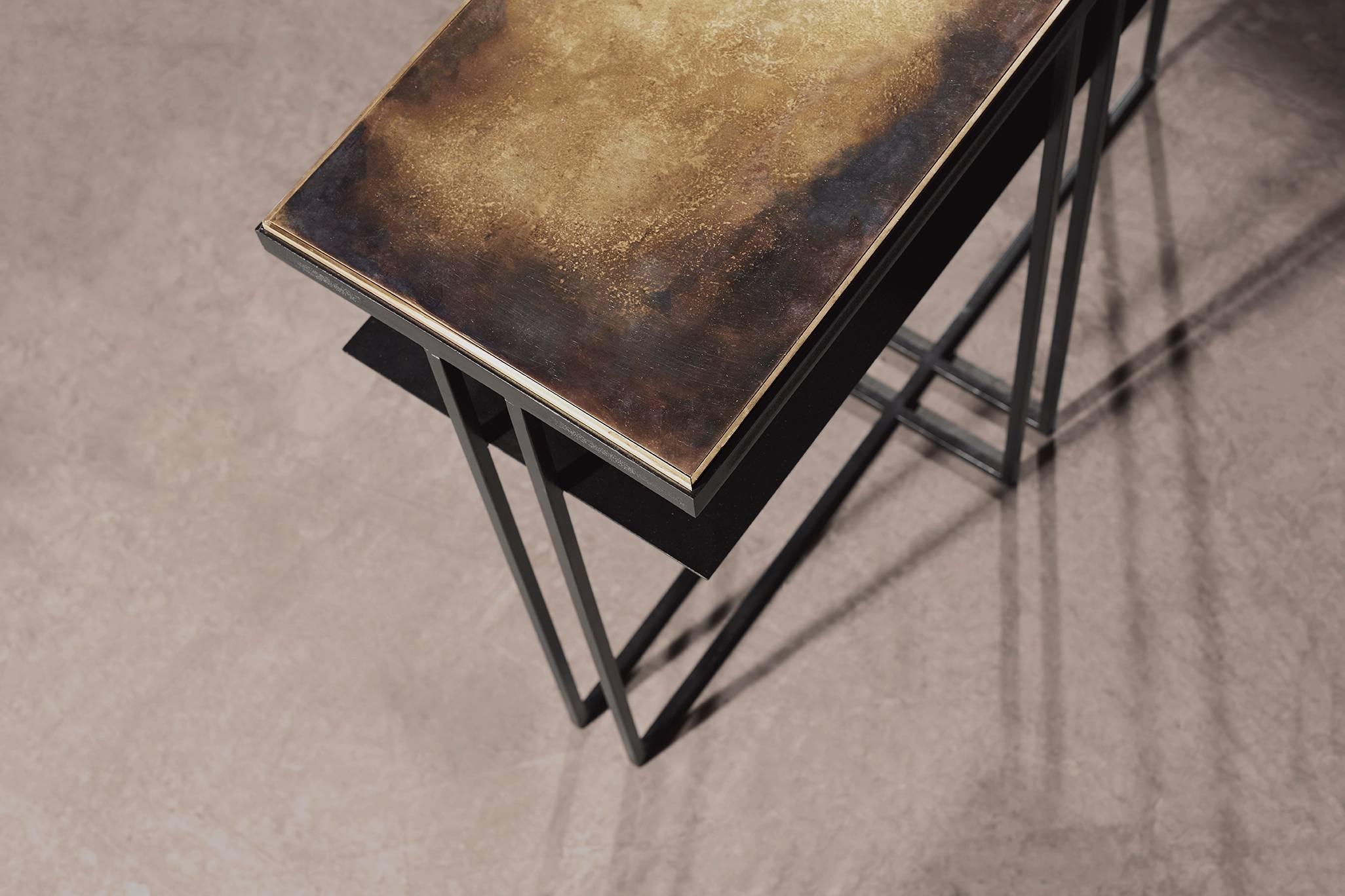 Fait main Table d'appoint en forme de croix Binate avec cadre en acier noirci et plateau en laiton patiné en vente