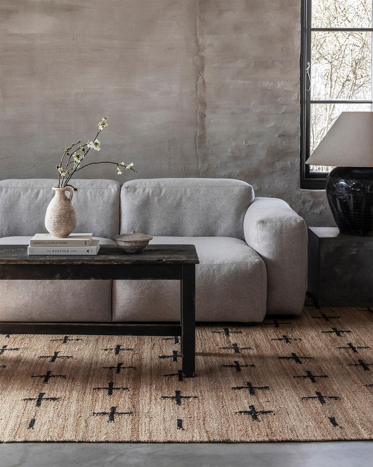 La collection Jute est tissée avec de solides fibres végétales entièrement naturelles dans un design moderne et rustique. Tout aussi robuste que Minimalist. Disponible en trois motifs différents utilisant nos couleurs signature crème, sarcelle et