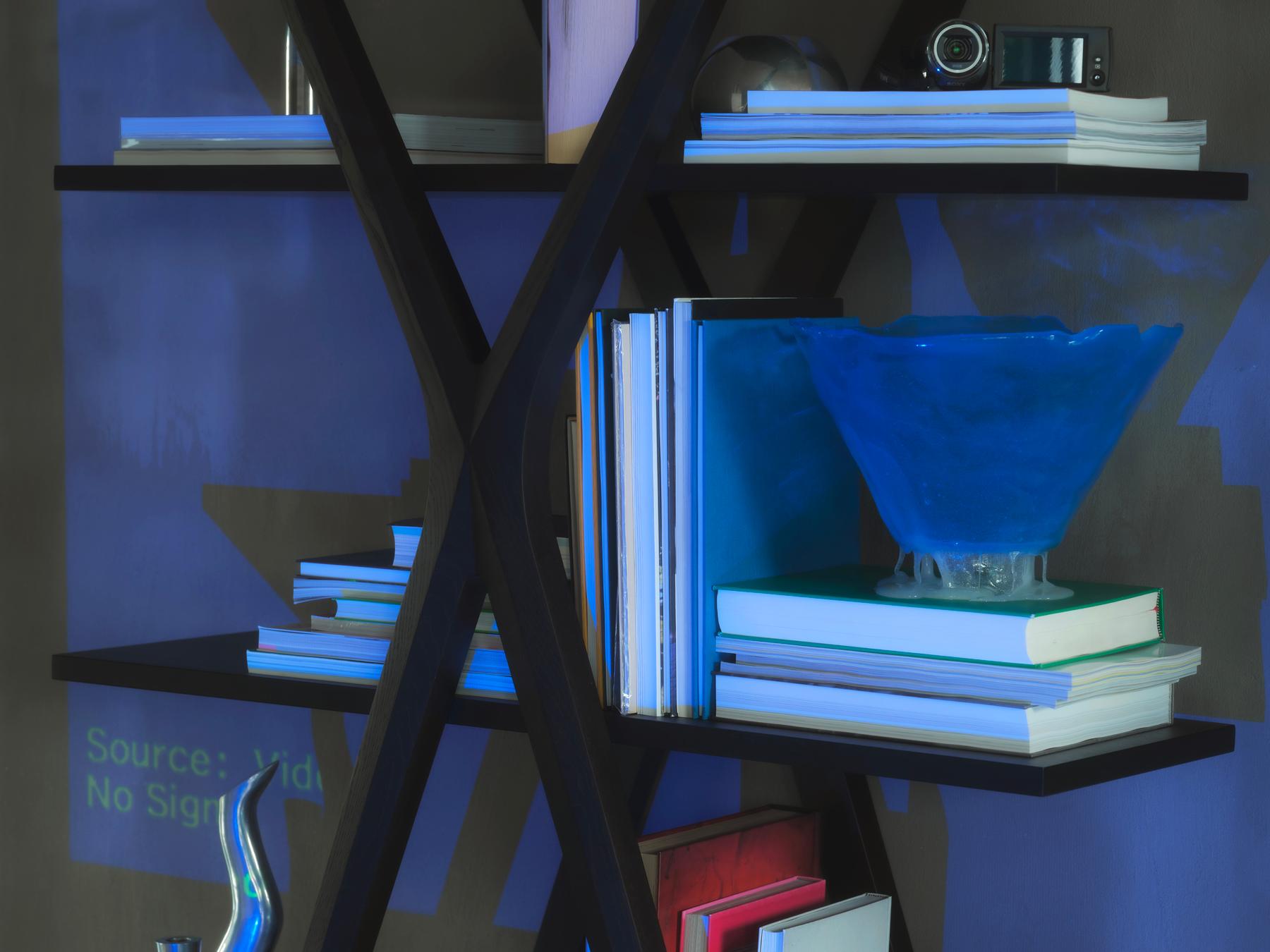 Libreria in legno di frassino, sostenuta e strutturata dalla geometria primaria del design di una croce diagonale.

Il tratto distintivo della libreria Cross di Carlo Contin per Meritalia è la sua struttura portante: una croce diagonale di due