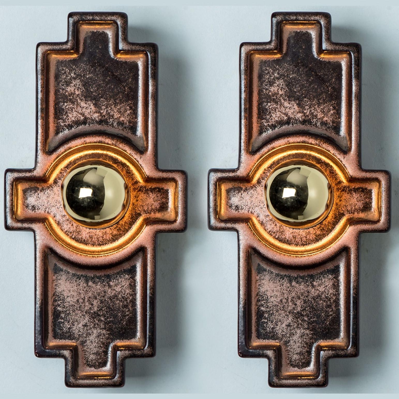 Splendida applique rettangolare dalla forma insolita, realizzata con ceramica di colore marrone intenso, prodotta negli anni '70 in Danimarca. Abbiamo anche una moltitudine di set e composizioni luminose in ceramica colorata, tutte disponibili sul
