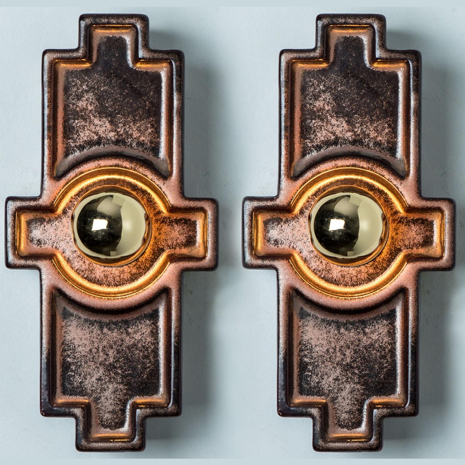 Splendida applique rettangolare dalla forma insolita, realizzata con ceramica di colore marrone intenso, prodotta negli anni '70 in Danimarca. Abbiamo anche una moltitudine di set e composizioni luminose in ceramica colorata, tutte disponibili sul