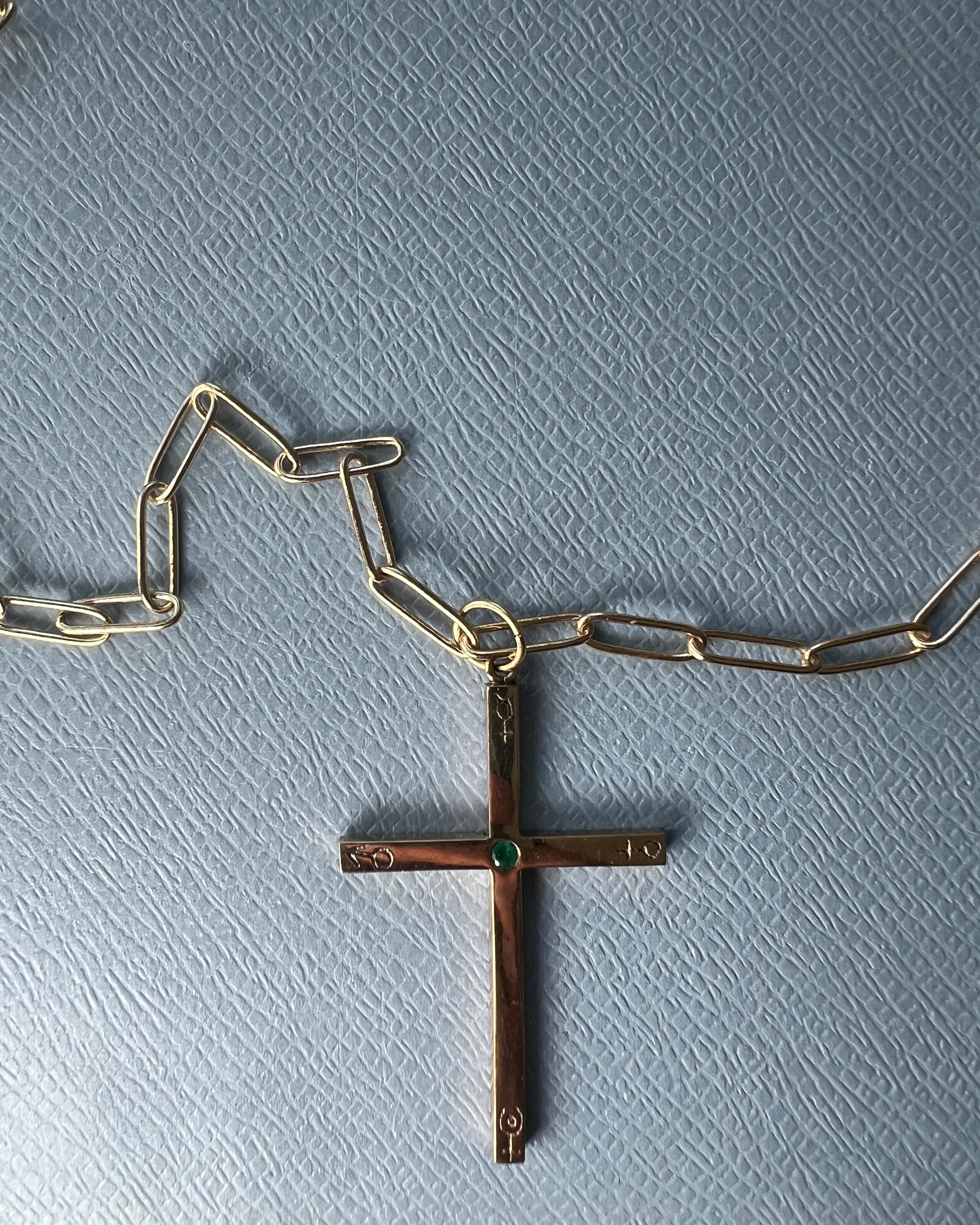 Cross Kette Halskette Astrologie Symbole Smaragd (Zeitgenössisch) im Angebot