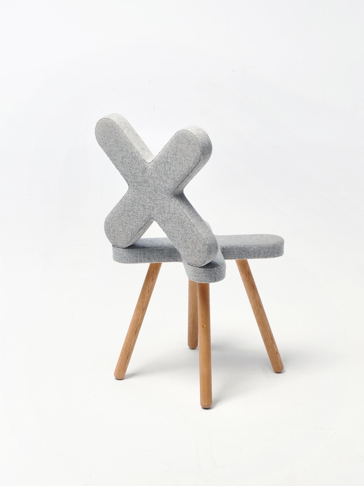 Cross ist eine gepolsterte Stuhl- und Hockerkollektion, die mit der Manipulation von Maßstäben arbeitet und gleichzeitig mit der Ergonomie experimentiert, in Anlehnung an das kreative Prinzip von Pinsofa. Dieser Ansatz führt dazu, dass ungewöhnliche