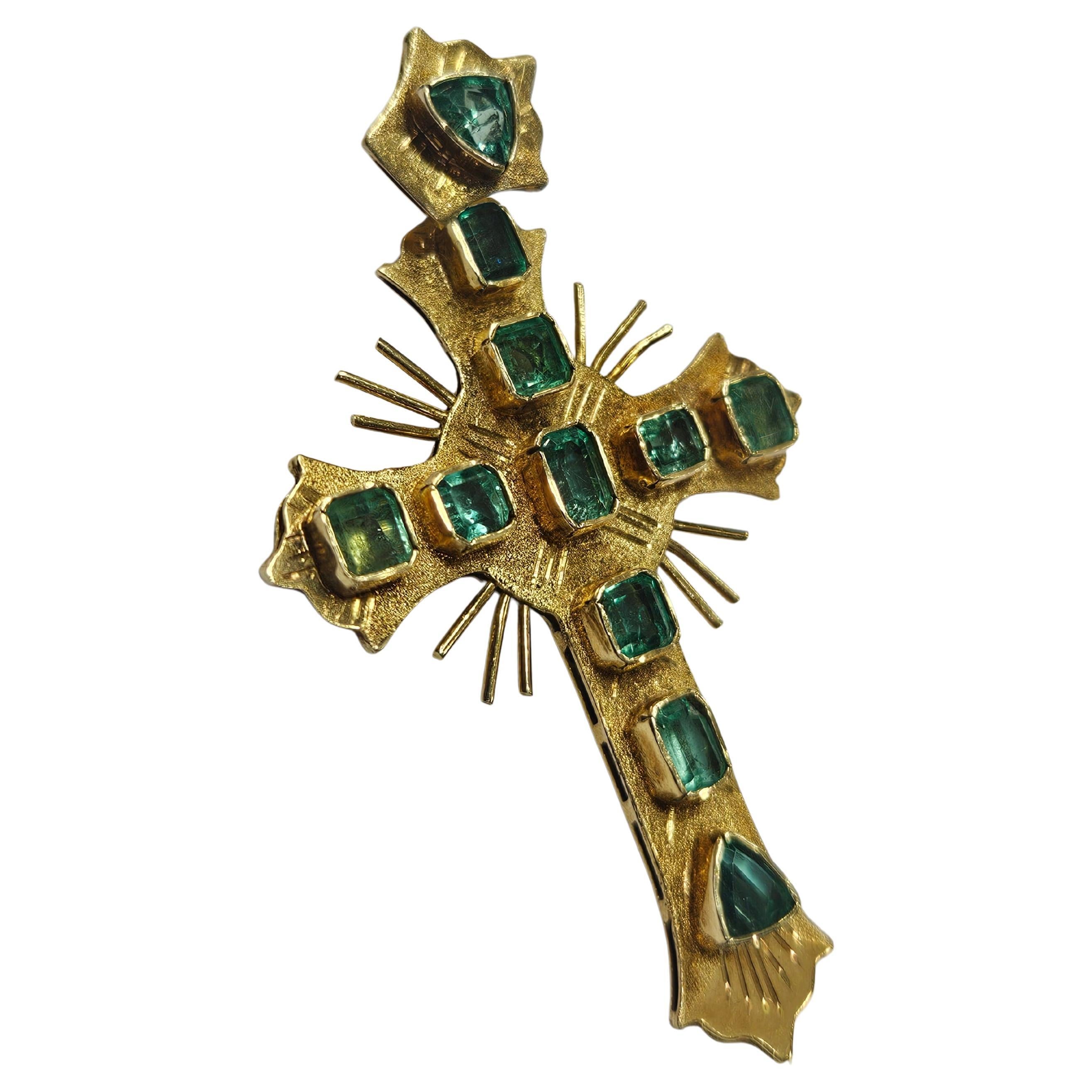 Women's or Men's Cross Colonial Style Colonbia Emeralds 2 Ctw. Yellow Gold 18 karat For Sale