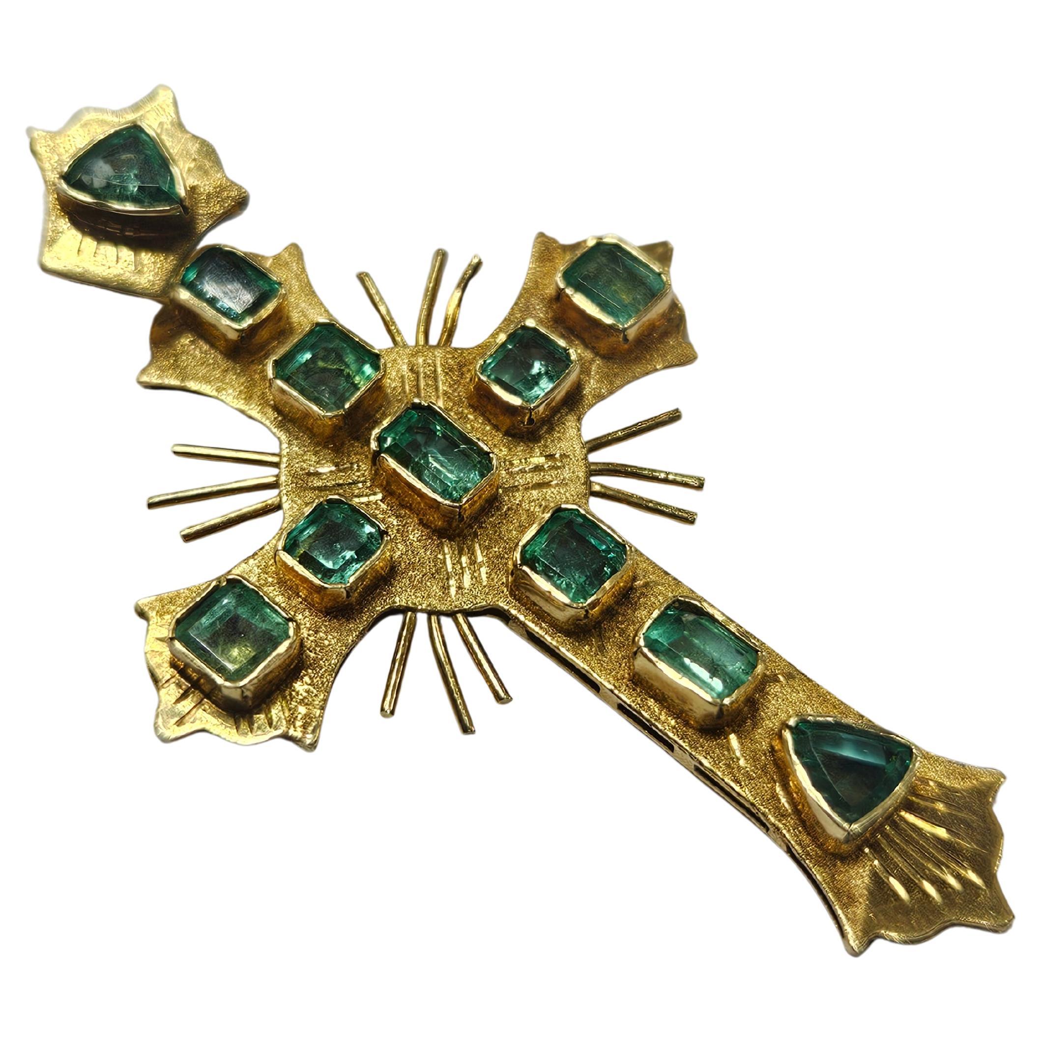 Cross Colonial Style Colonbia Emeralds 2 Ctw. Yellow Gold 18 karat For Sale 1