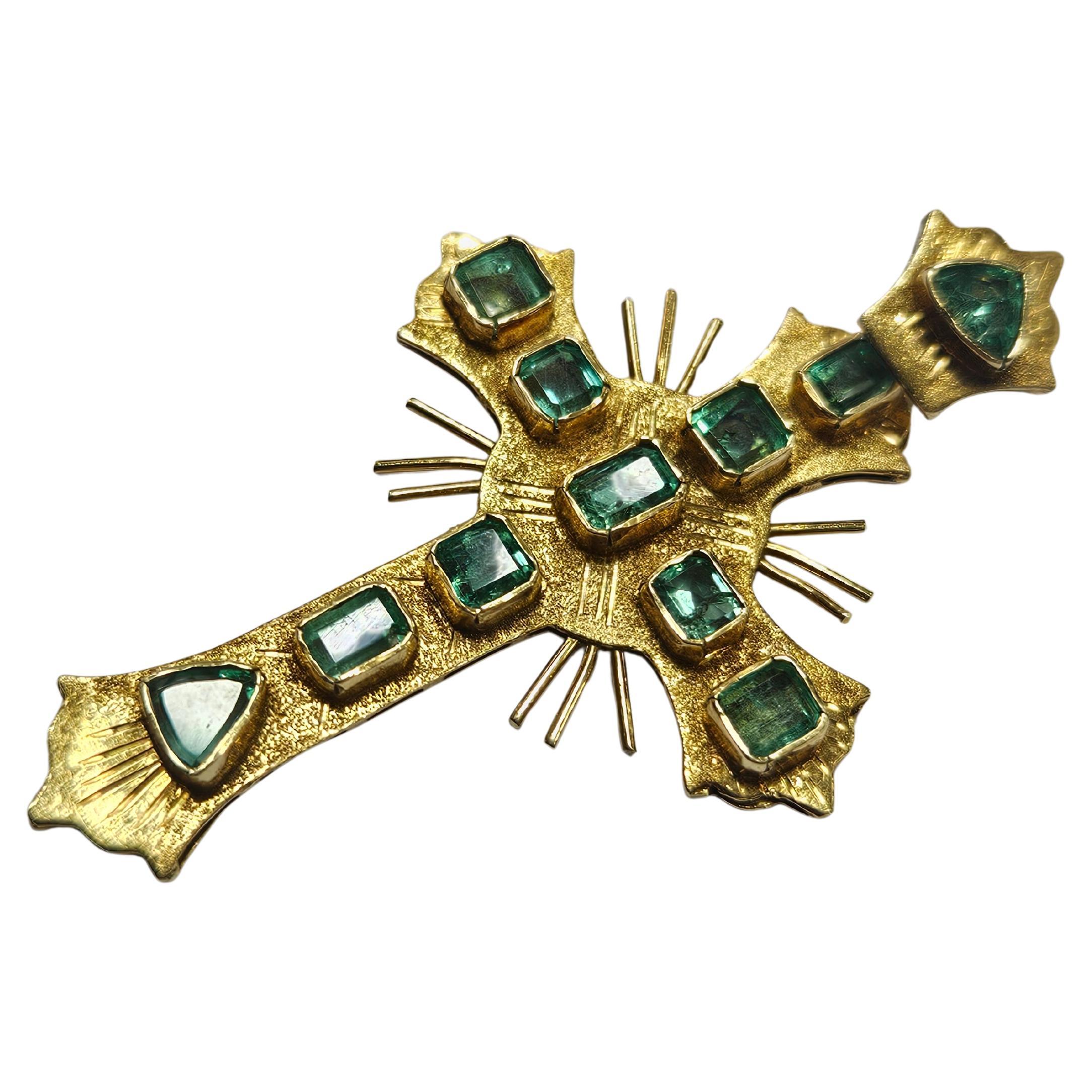Cross Colonial Style Colonbia Emeralds 2 Ctw. Yellow Gold 18 karat For Sale 2