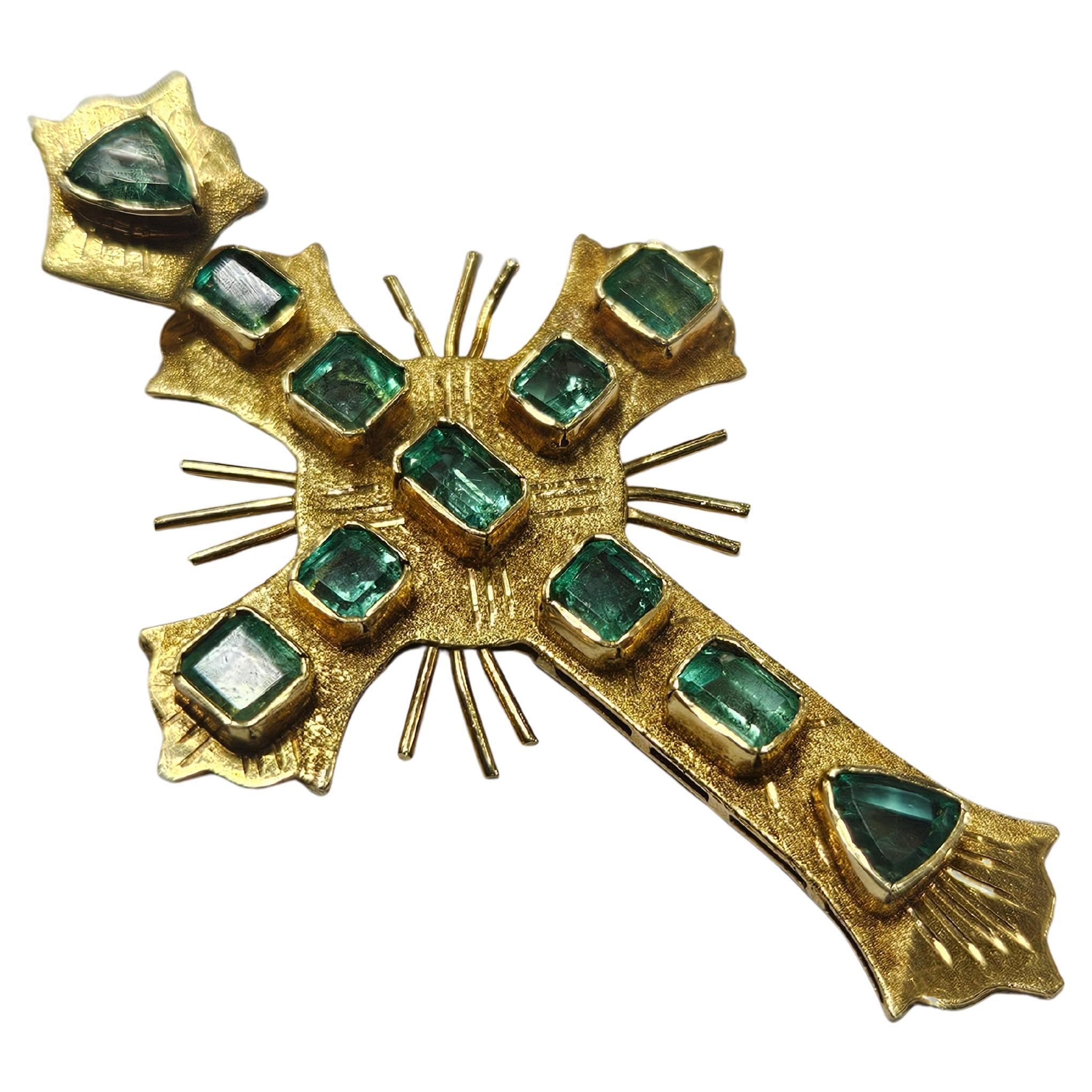 Cross Colonial Style Colonbia Emeralds 2 Ctw. Yellow Gold 18 karat For Sale