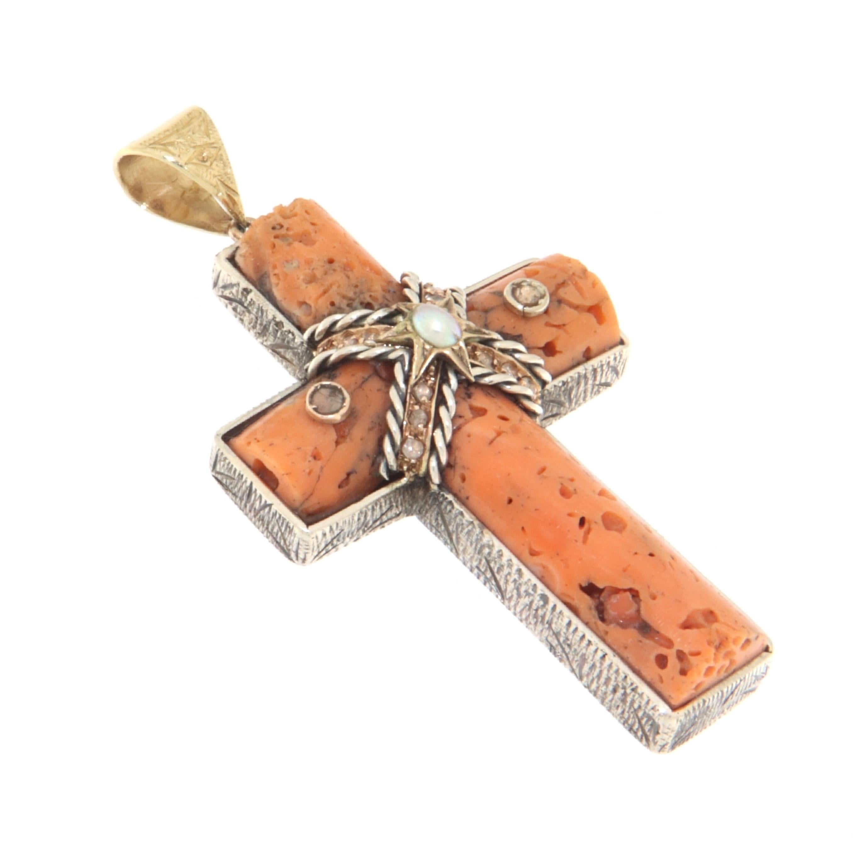 Artisan Collier pendentif croix corail diamants perle or jaune 9 carats en vente