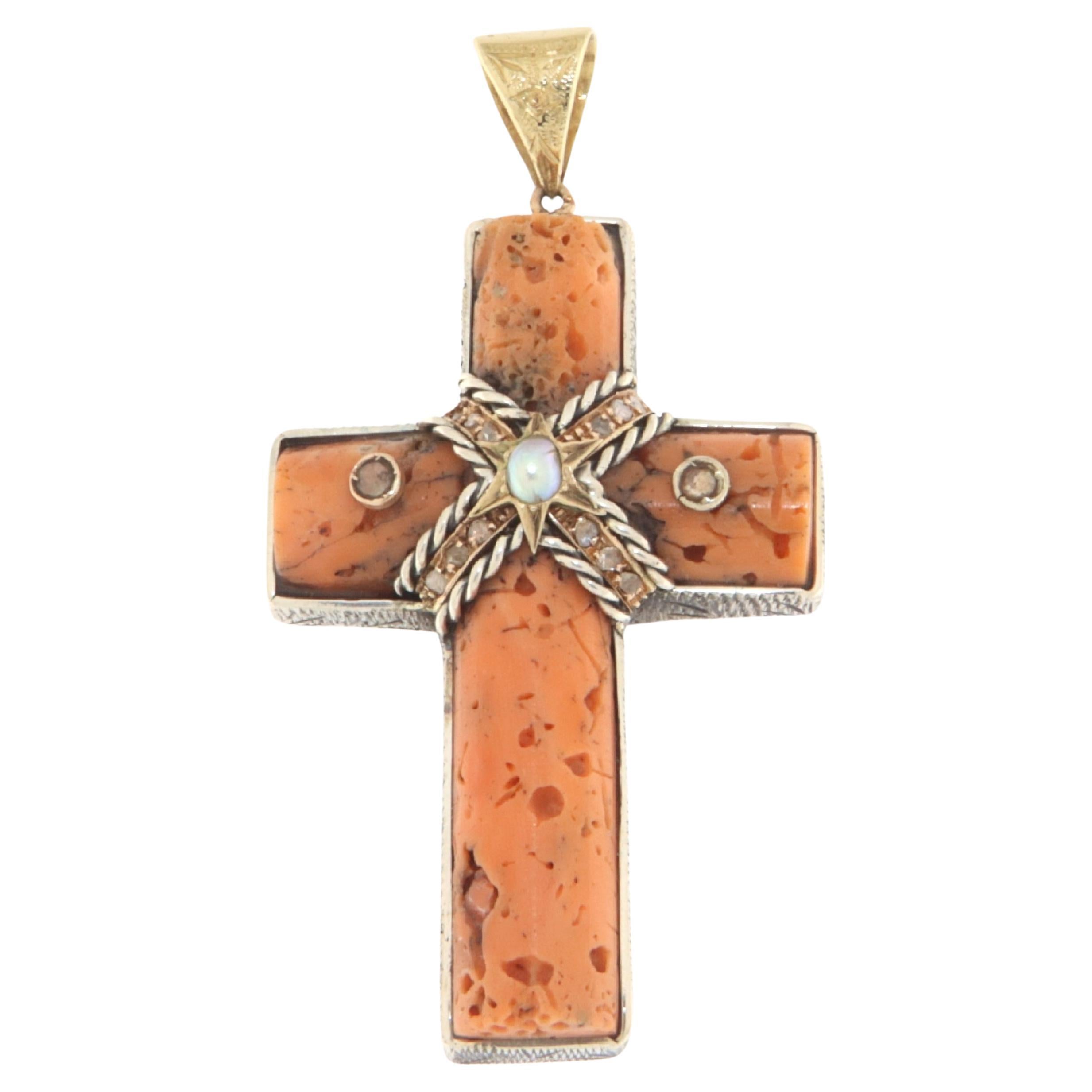 Collier pendentif croix corail diamants perle or jaune 9 carats en vente