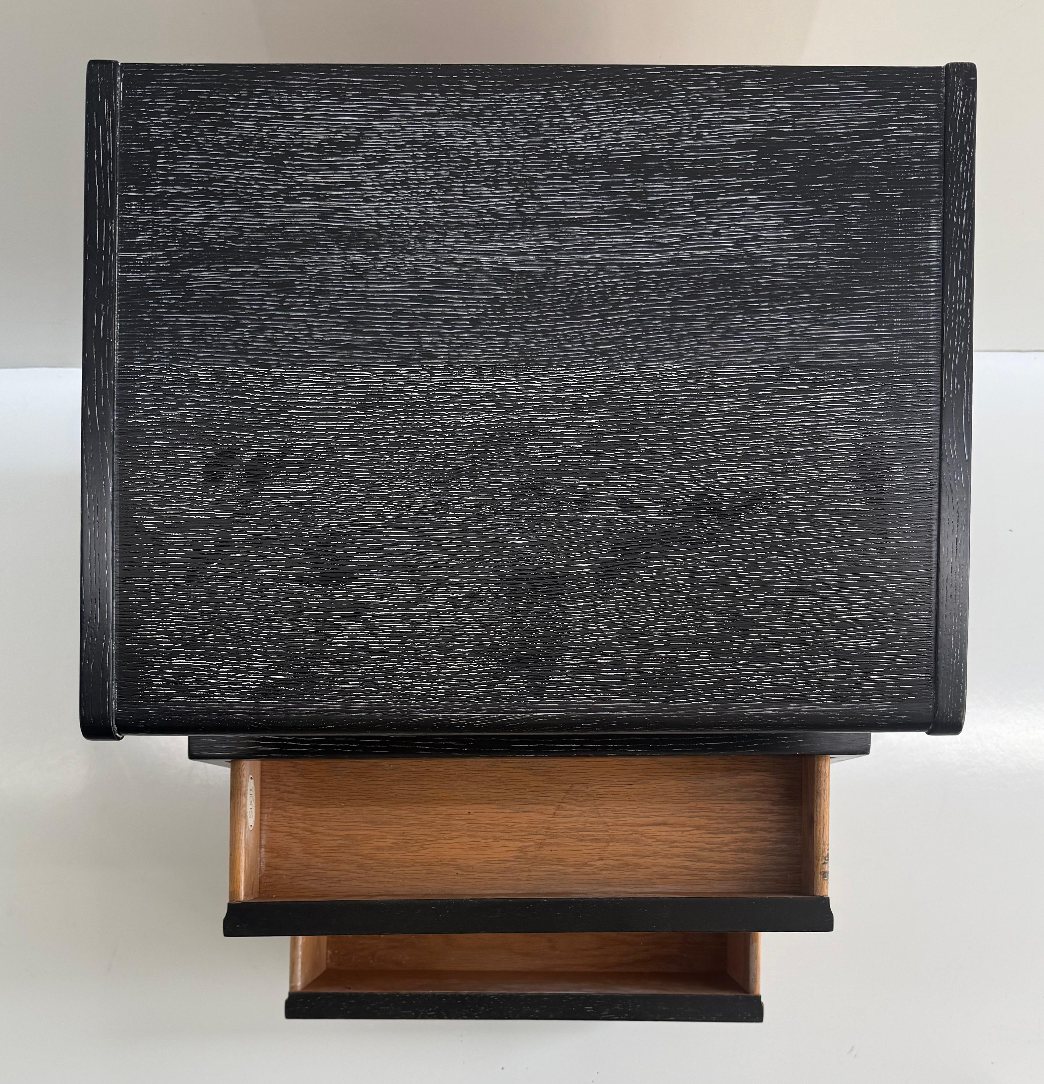 Cross Country Sligh Furniture Keramik-Nachttische, Grand Rapids Chair Co., Paar (20. Jahrhundert) im Angebot