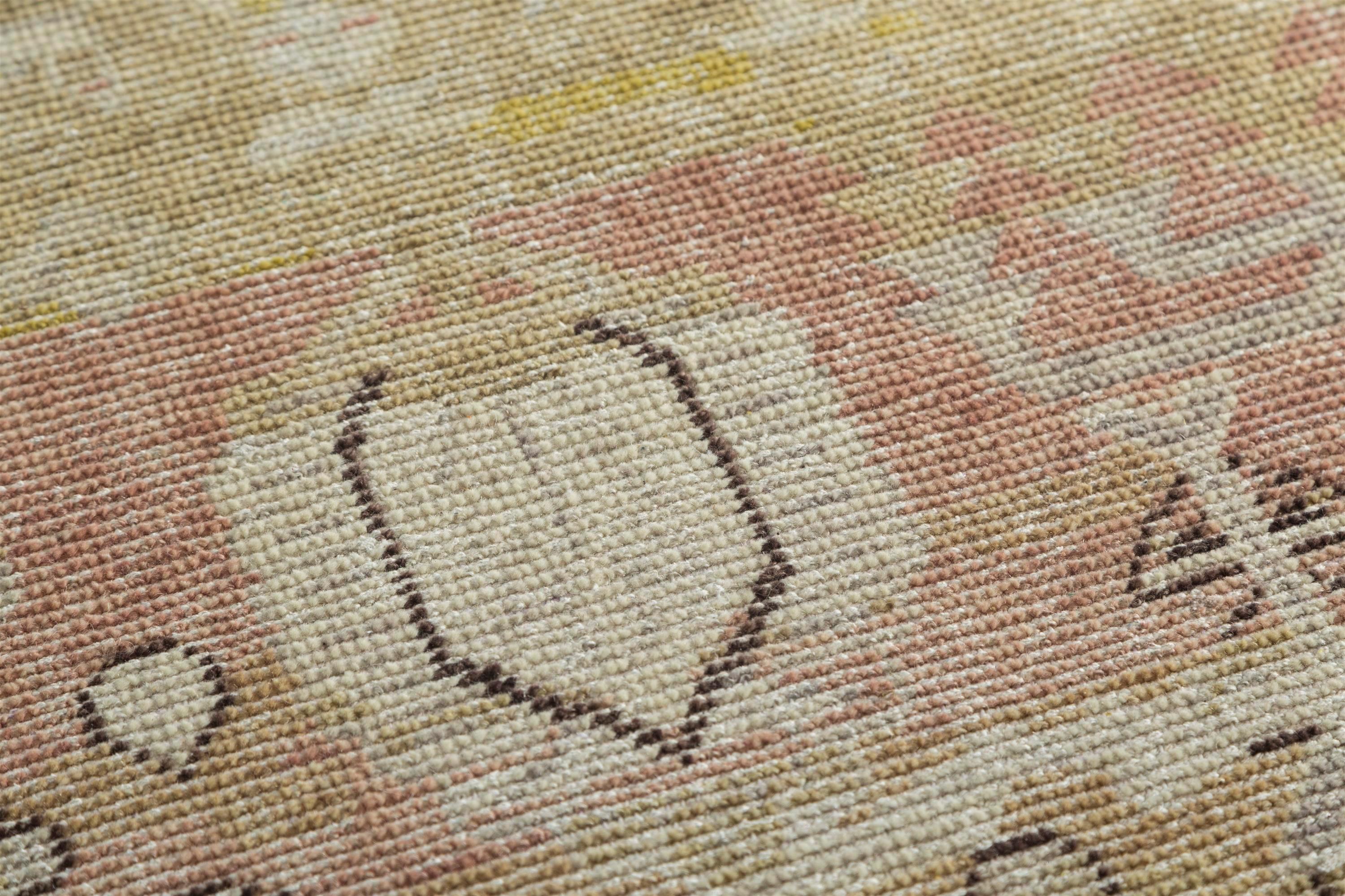 Embárcate en un viaje cultural a través del tiempo con esta cautivadora alfombra anudada a mano. Inspirándose en civilizaciones antiguas, combina a la perfección motivos persas atemporales y encantadores motivos orientales en un fascinante tapiz