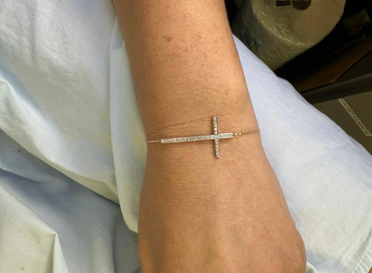 Modern Cross bracelet in 18KT yellow gold made with 0.50 carats of fine VS diamonds, F color and excellent craftsmanship! The bracelet is 8