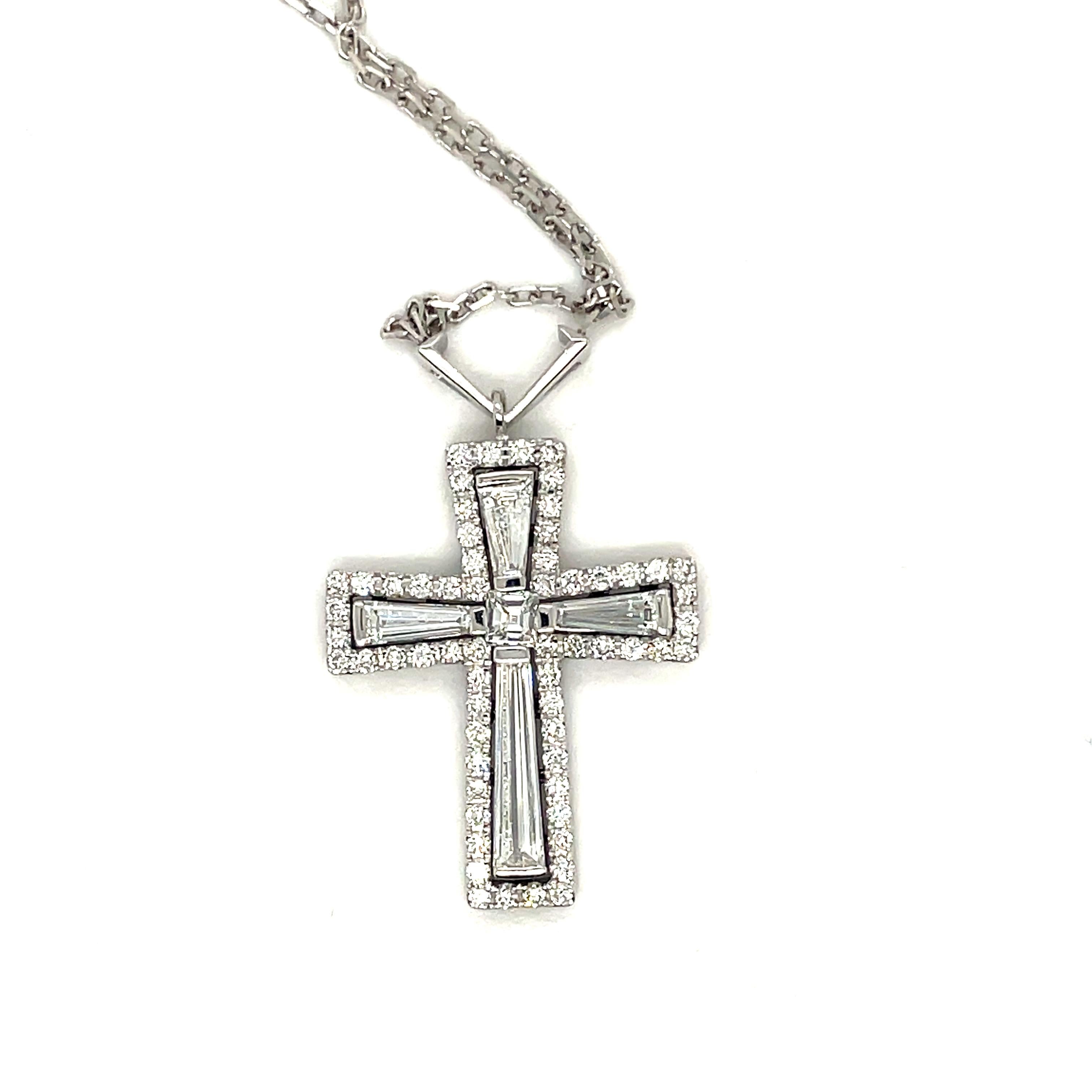 Collier croix diamantée en vente 1