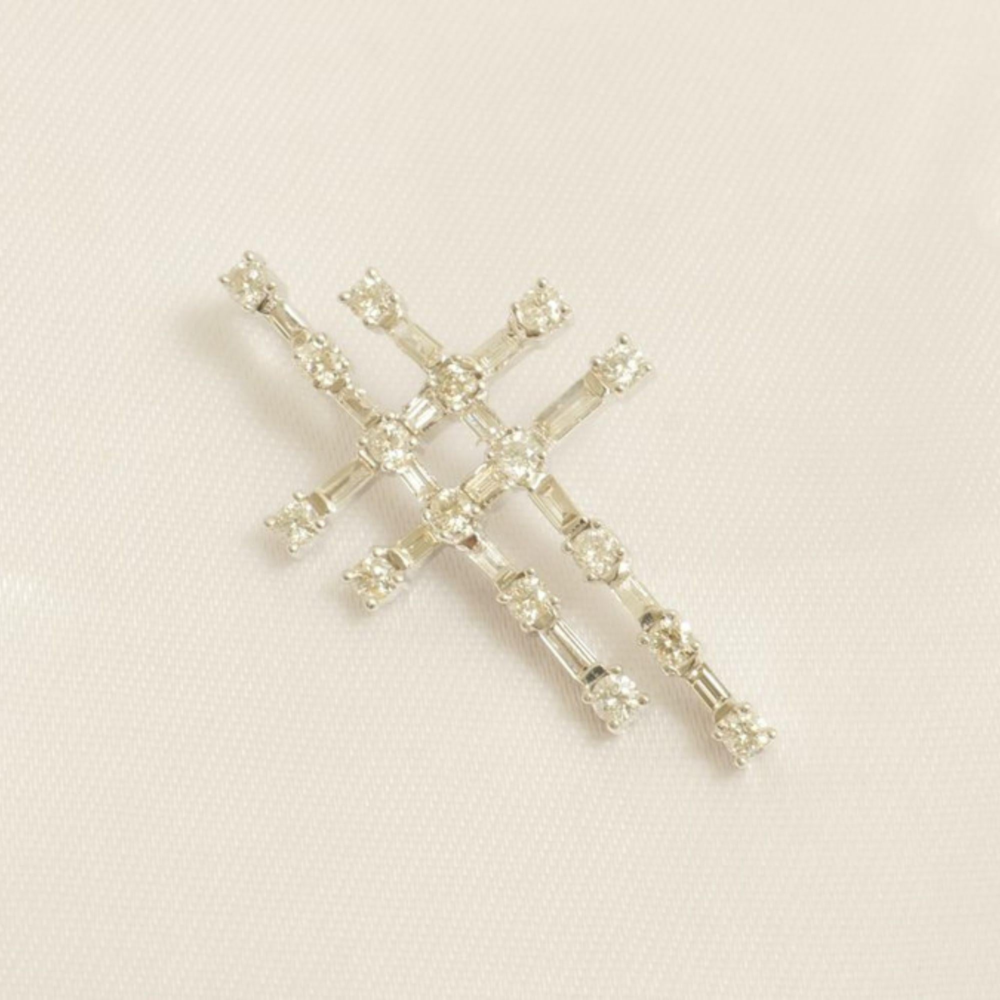 Taille baguette Pendentif croix diamantée en or massif 14k (certifié) en vente