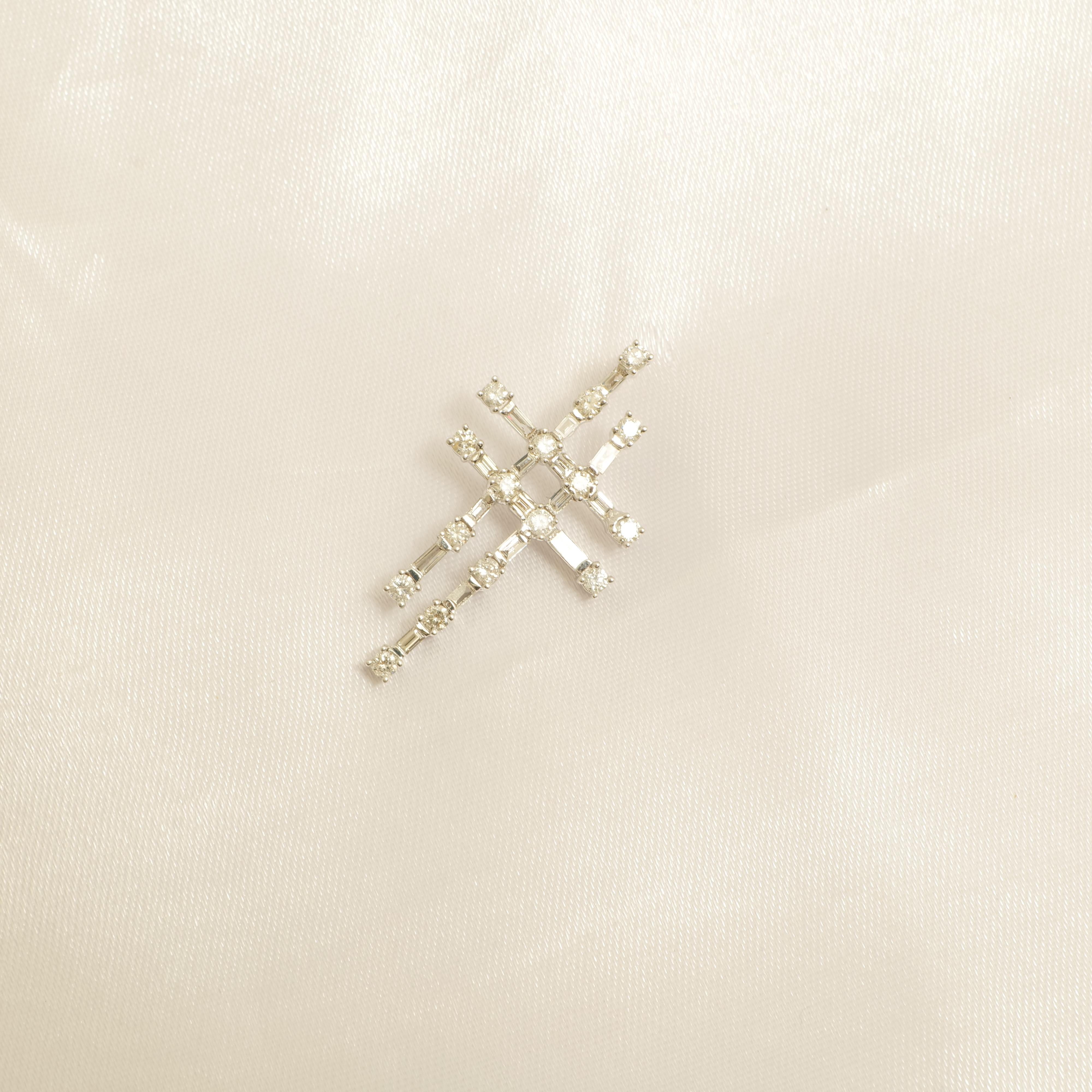 Pendentif croix diamantée en or massif 14k (certifié) en vente 2