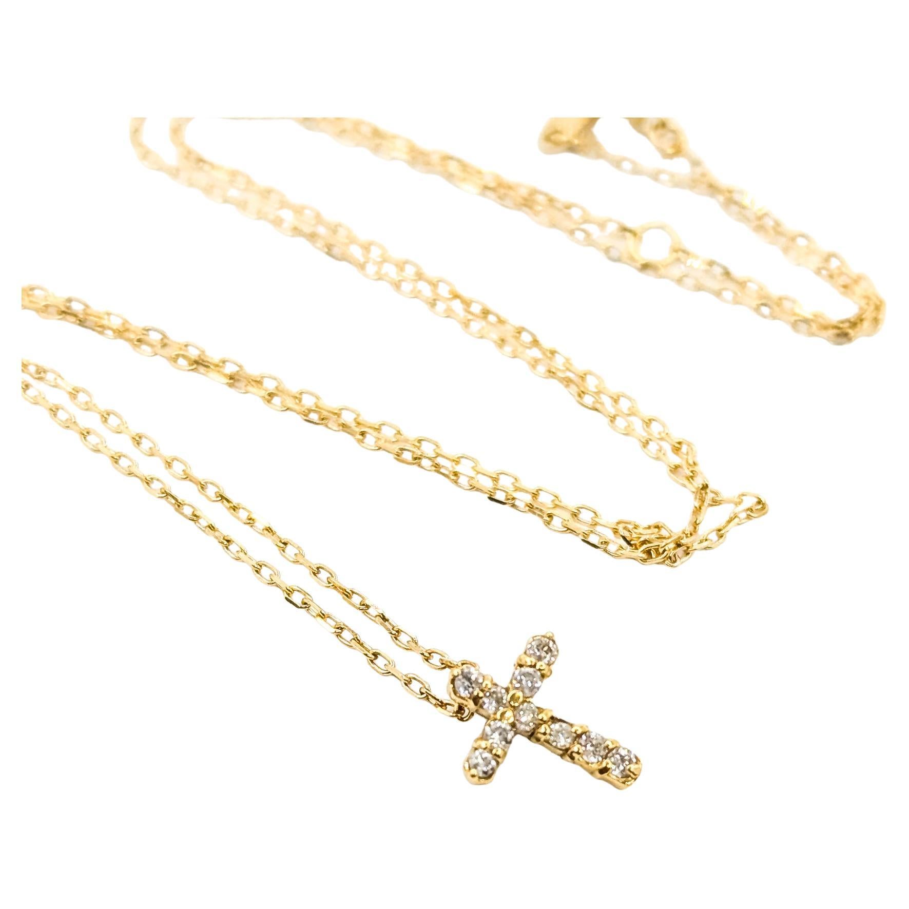 Ciondolo con croce e diamanti in oro giallo 18 carati in vendita