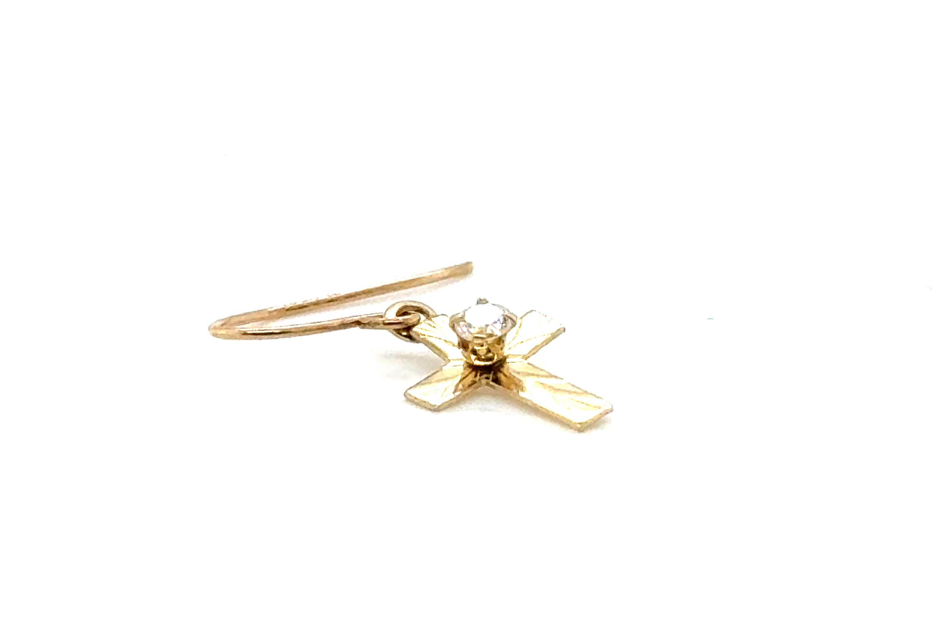 Taglio rotondo Cross Diamond Single Dangle Earring Mined 14K Yellow Gold in vendita