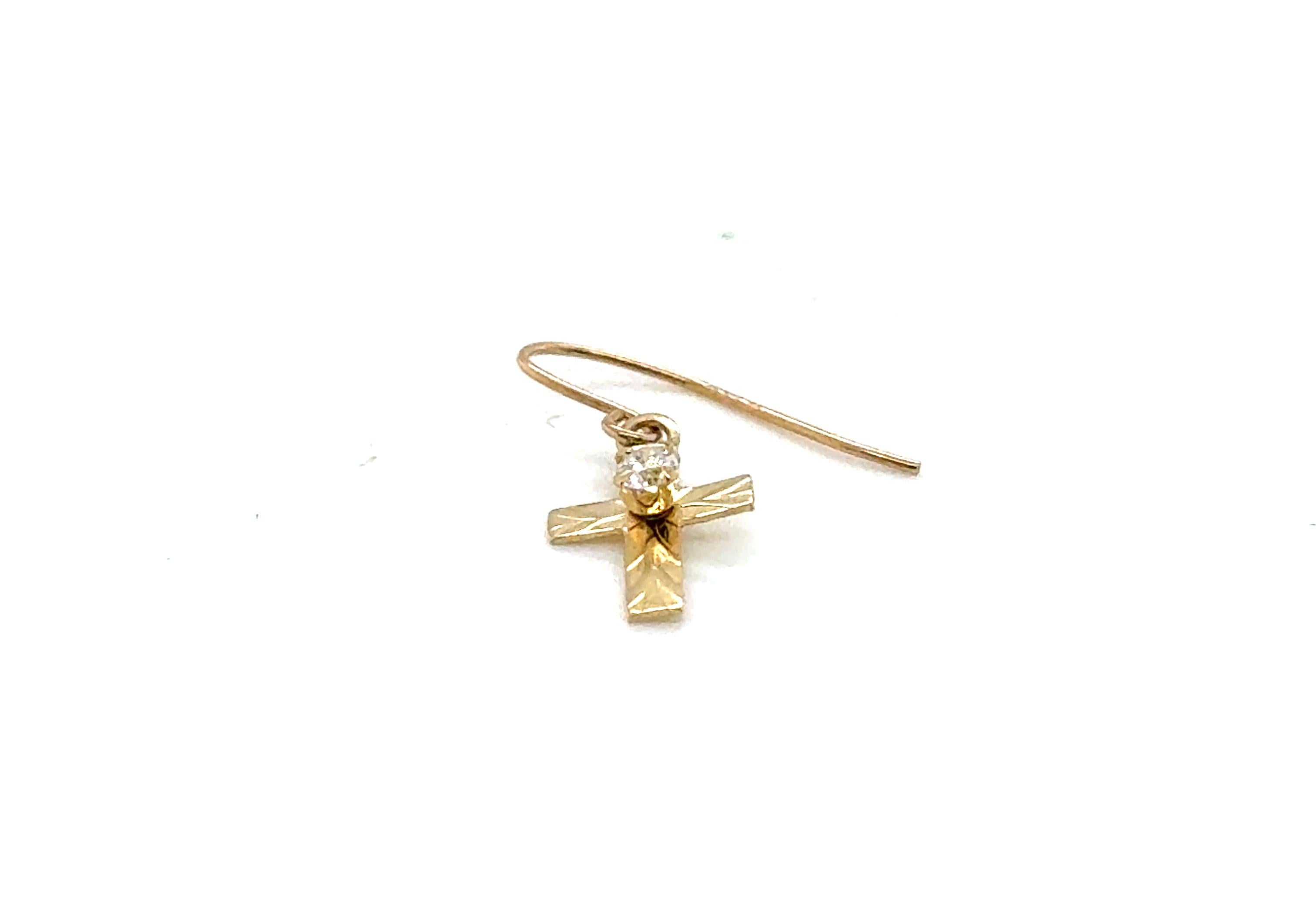 Cross Diamond Single Dangle Earring Mined 14K Yellow Gold In condizioni ottime in vendita a Dearborn, MI