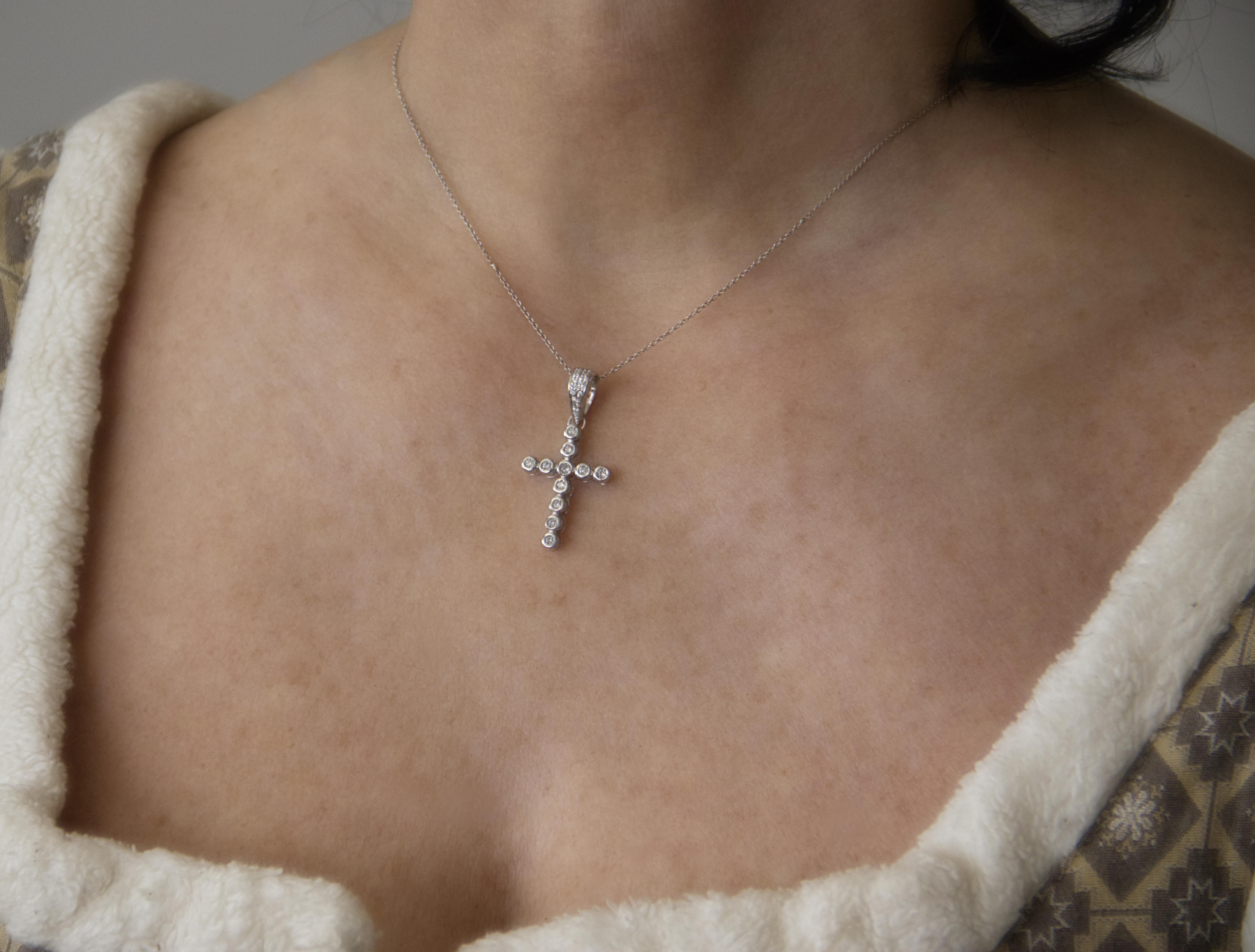 Collana con ciondolo Cross Diamonds in oro bianco 18 carati in vendita 4