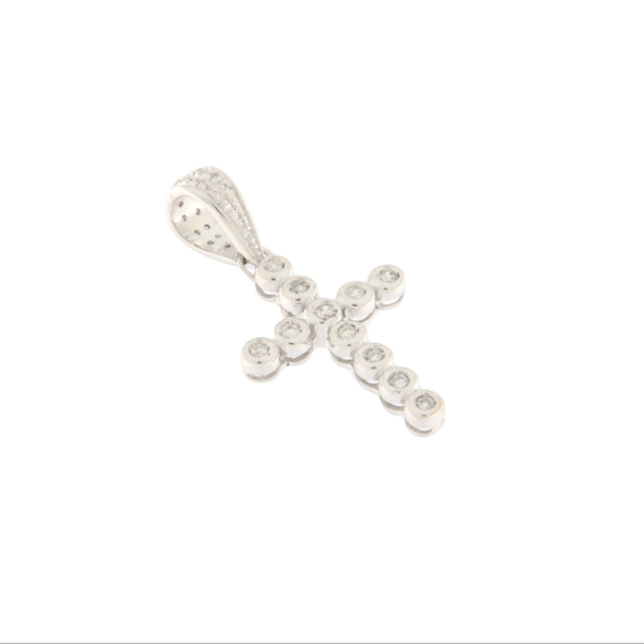 Eleganza classica e significato spirituale si fondono in questo raffinato ciondolo a forma di croce, realizzato in squisito oro bianco a 18 carati e impreziosito da una selezione di diamanti taglio brillante incastonati singolarmente. Il design