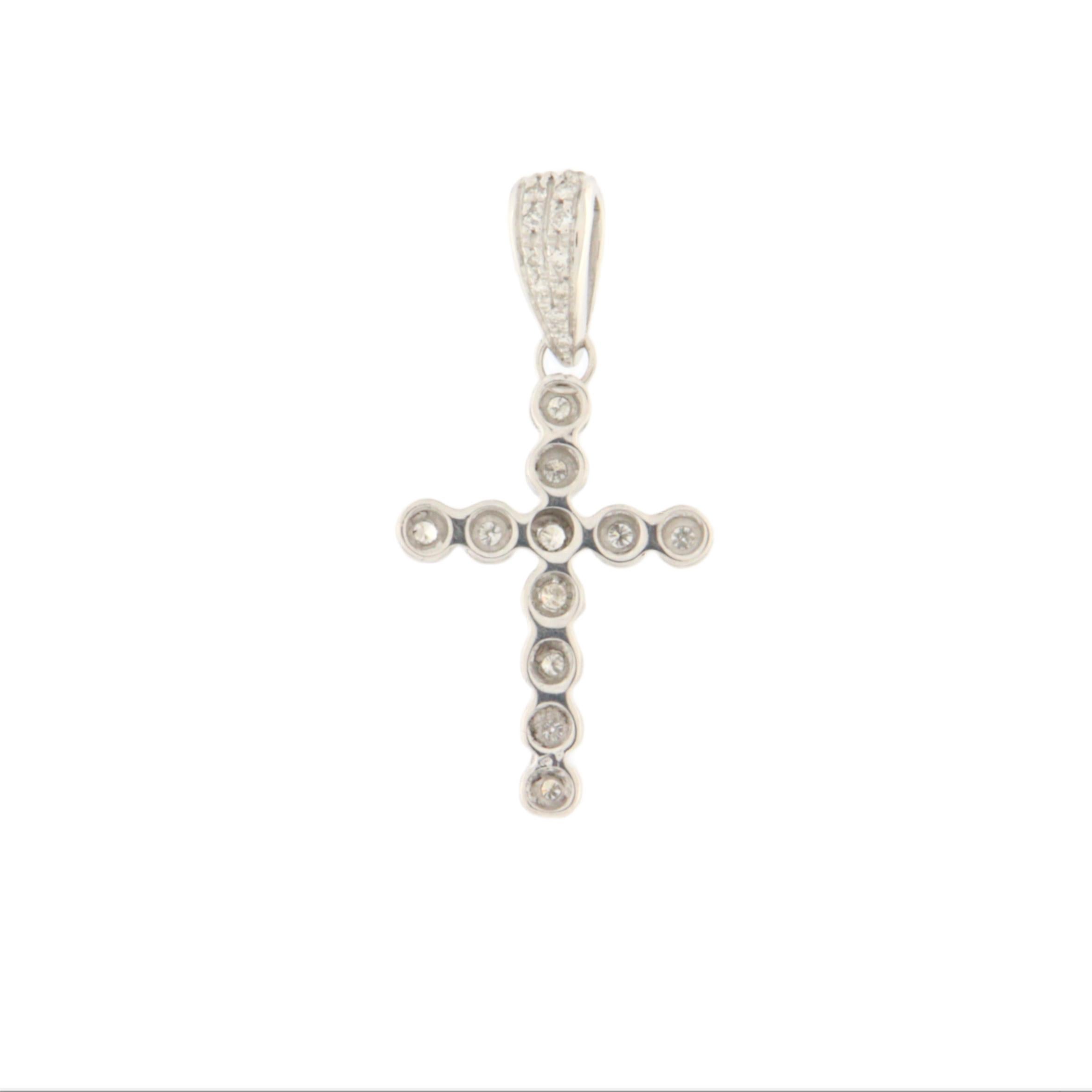 Taglio brillante Collana con ciondolo Cross Diamonds in oro bianco 18 carati in vendita