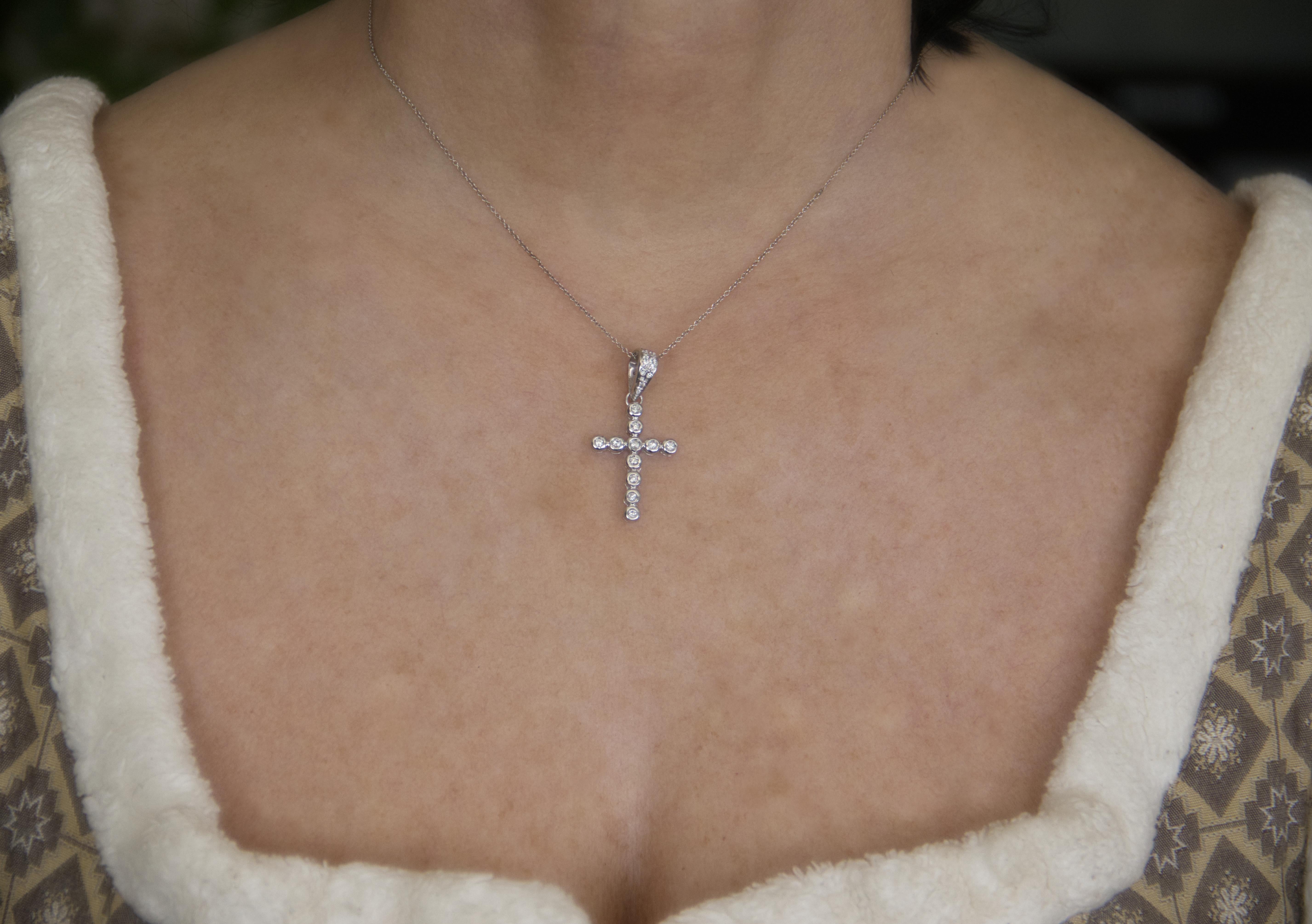 Collana con ciondolo Cross Diamonds in oro bianco 18 carati in vendita 1