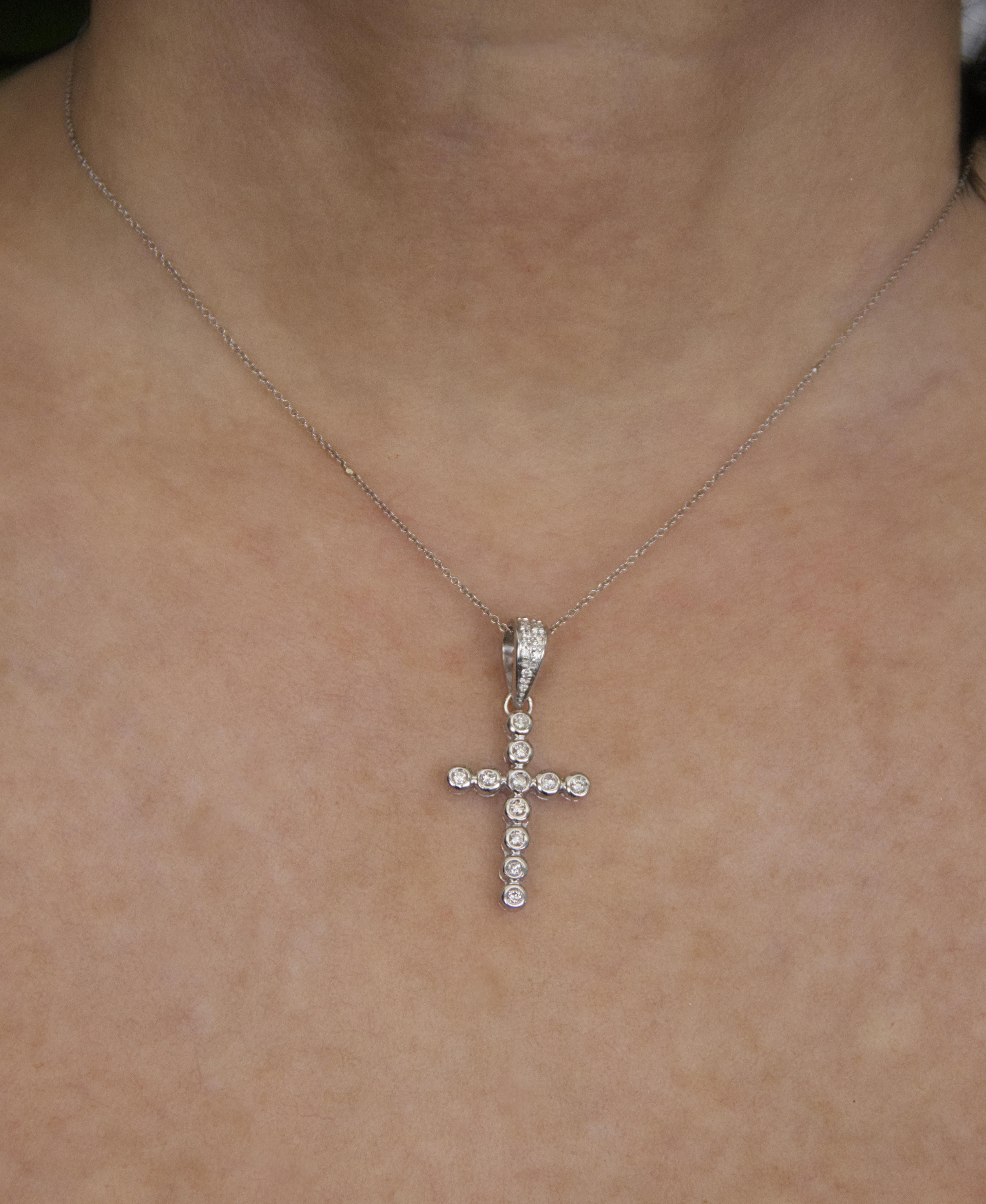 Collana con ciondolo Cross Diamonds in oro bianco 18 carati in vendita 2