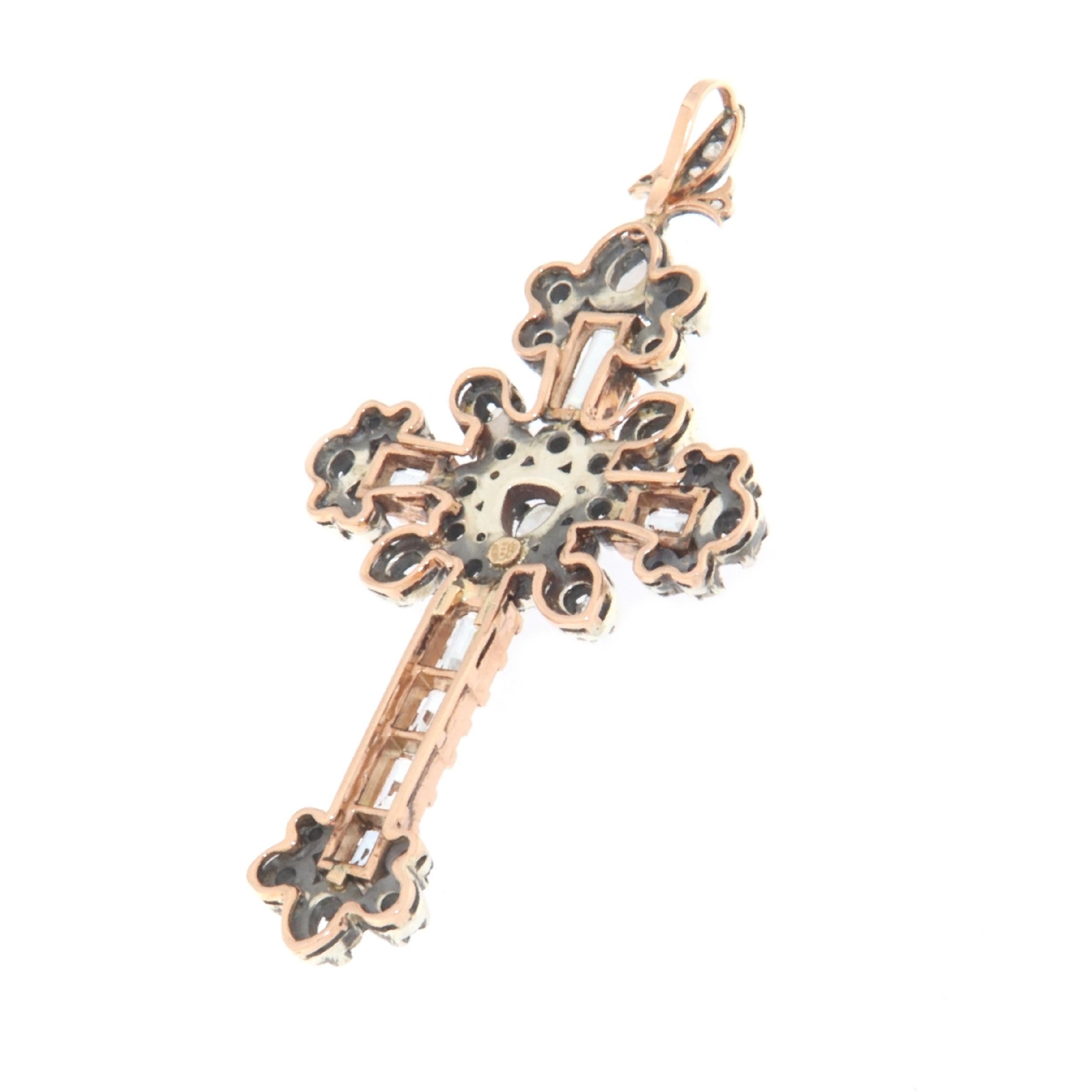 Collier pendentif croix diamants aigue-marine en or jaune 9 carats Neuf - En vente à Marcianise, IT