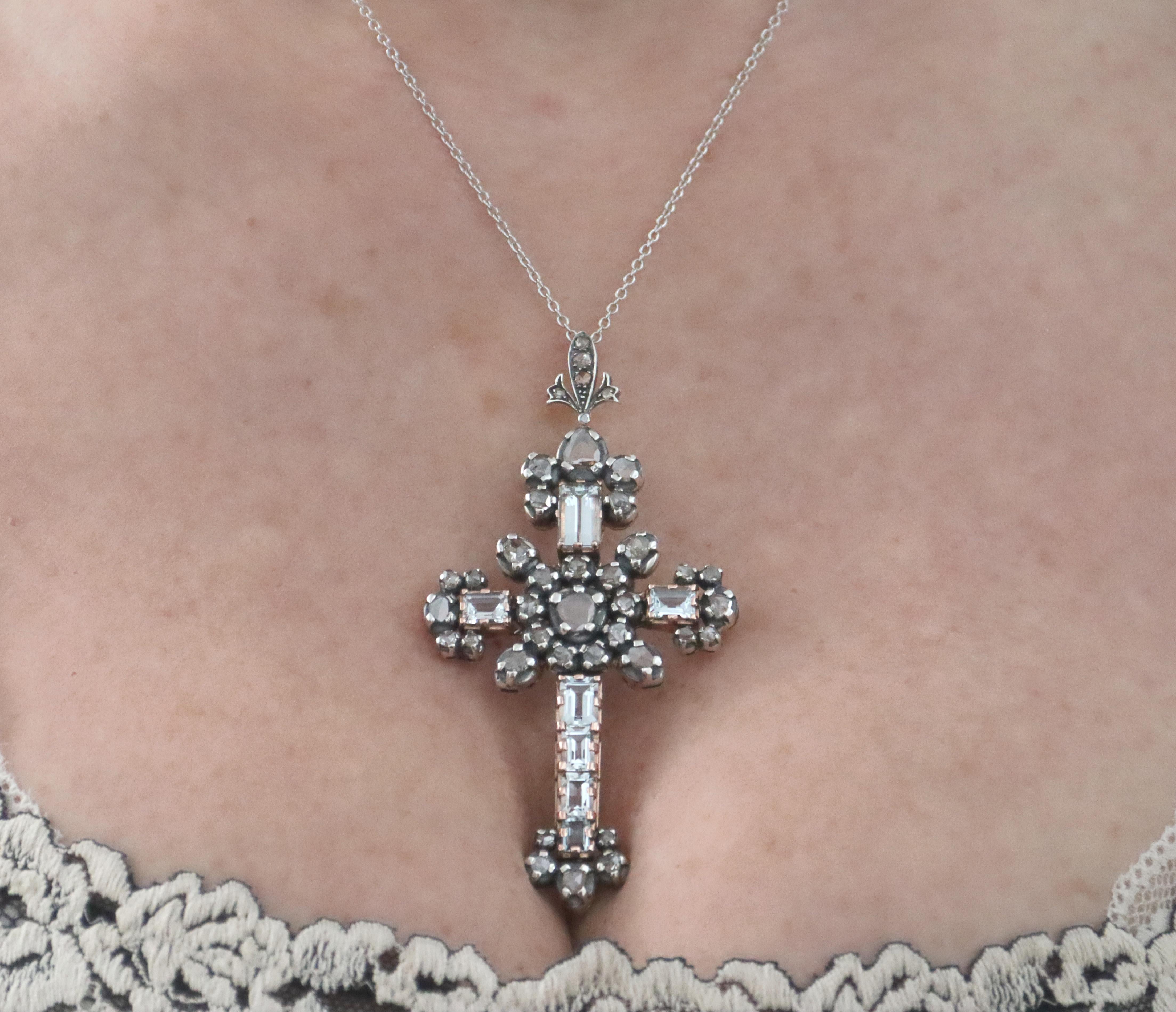 Collier pendentif croix diamants aigue-marine en or jaune 9 carats en vente 2