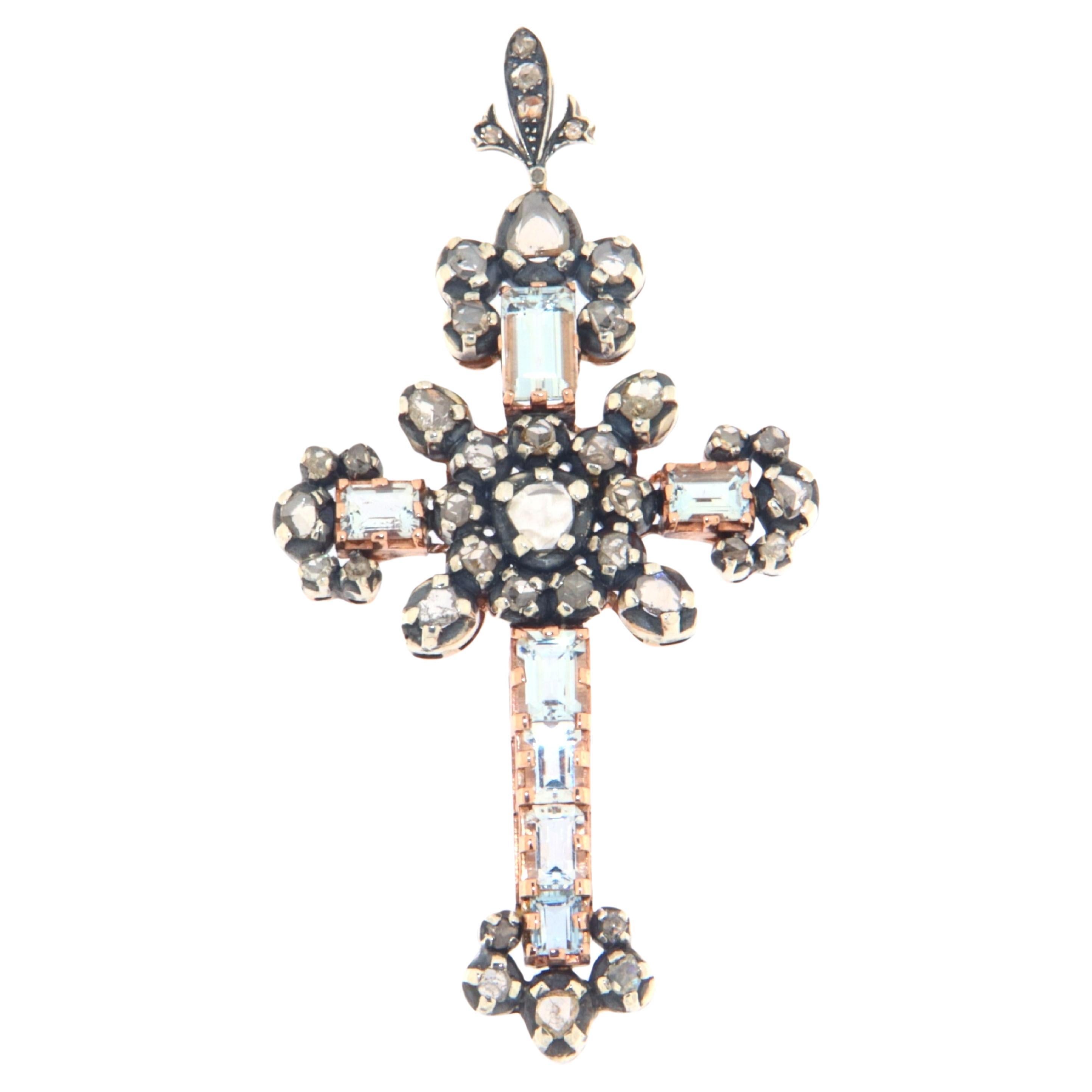 Collier pendentif croix diamants aigue-marine en or jaune 9 carats en vente