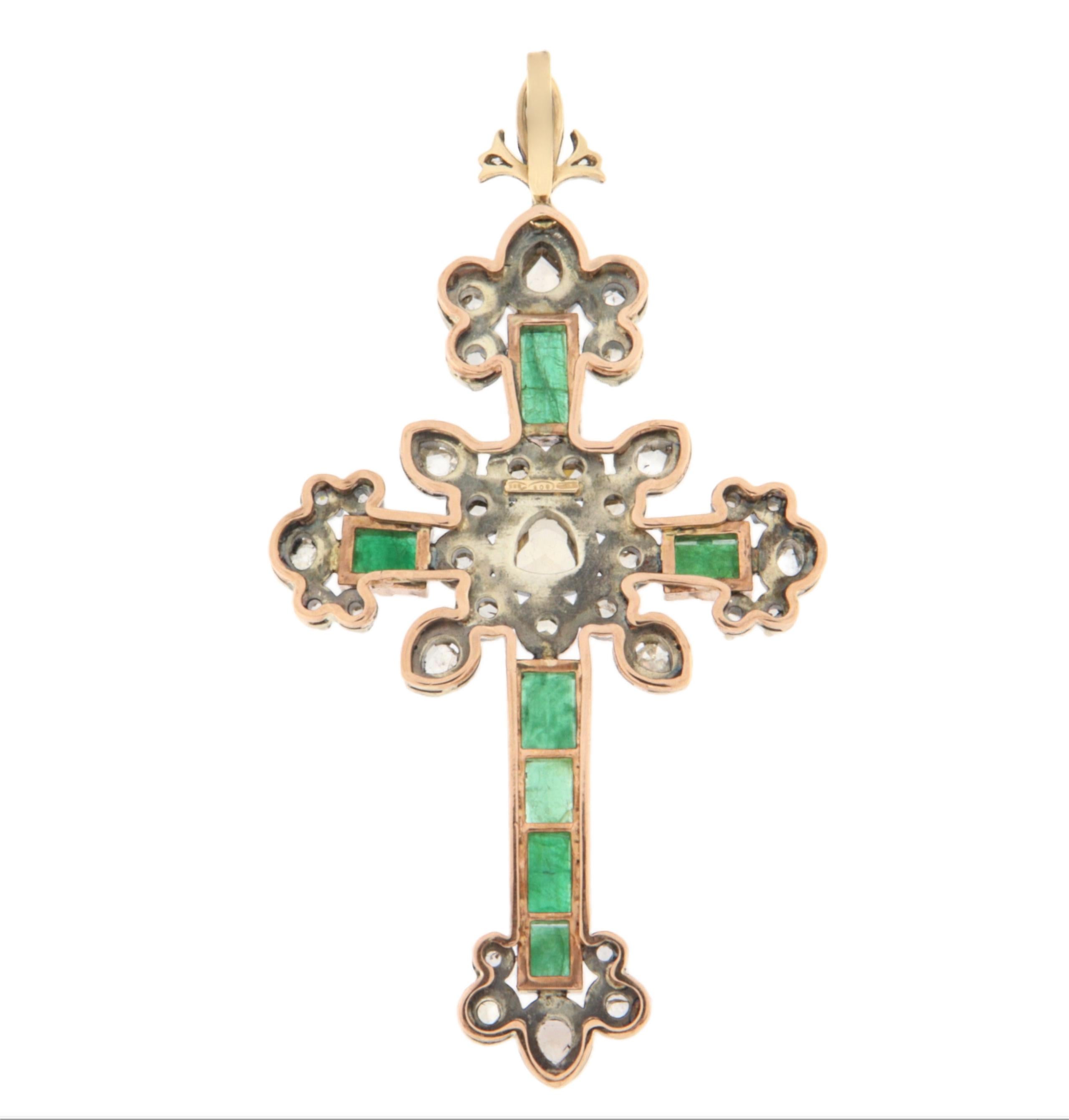Cross Diamonds Emeralds 9 Karat Yellow Gold Pendant Necklace (Kunsthandwerker*in) im Angebot