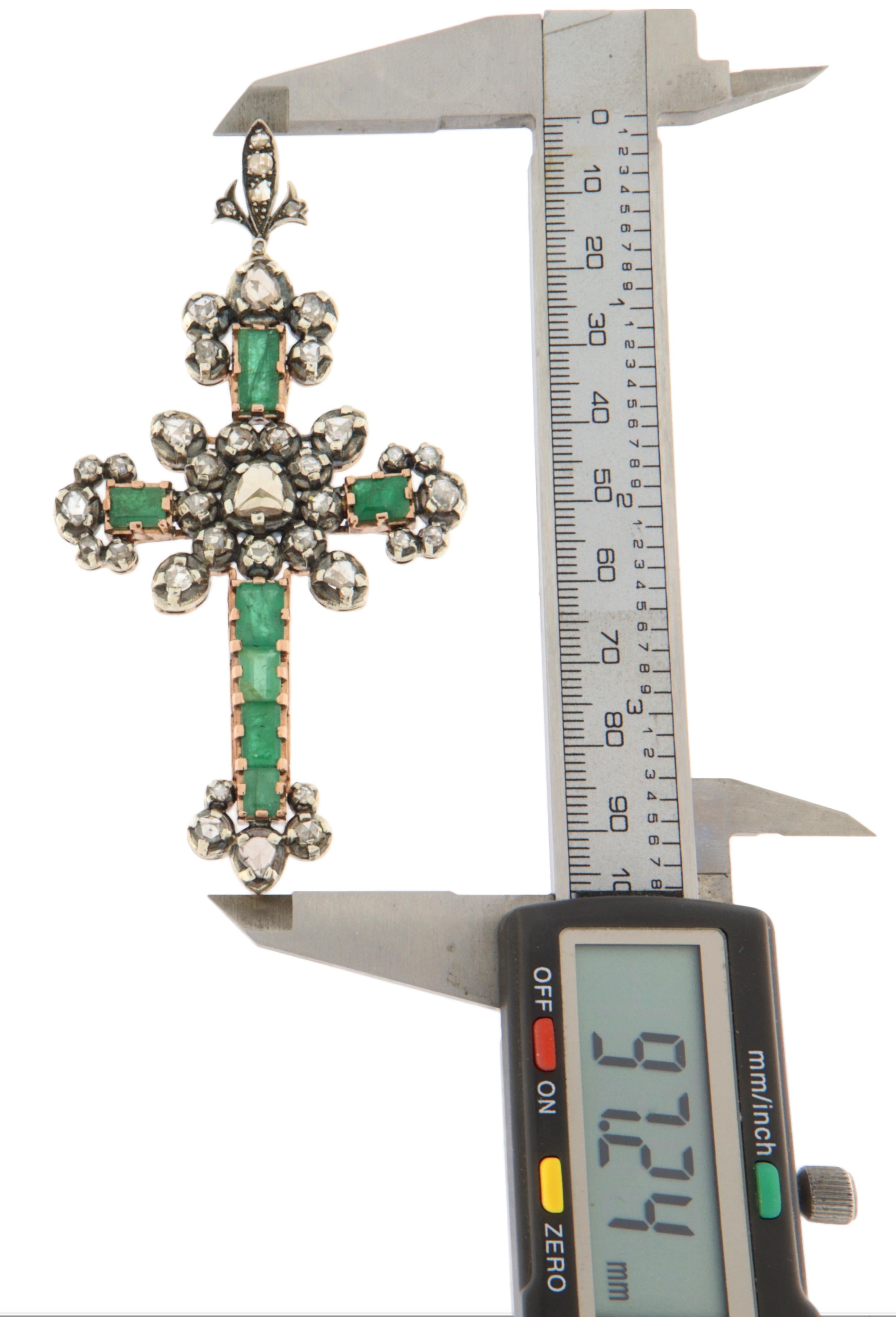 Cross Diamonds Emeralds 9 Karat Yellow Gold Pendant Necklace (Rosenschliff) im Angebot