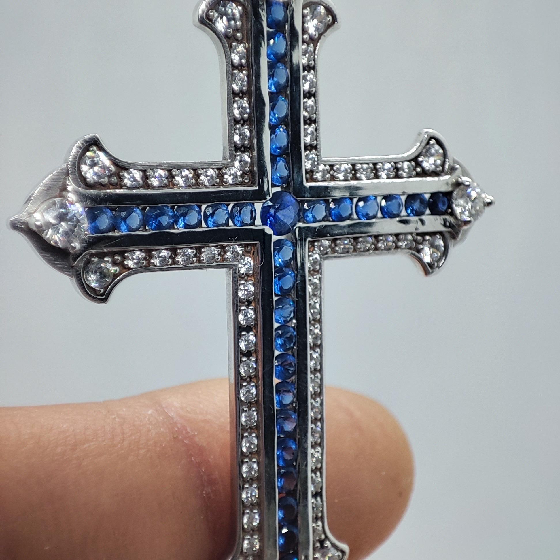 Cross Diamanten, Saphire, 18 kt Weißgold (Kunsthandwerker*in) im Angebot