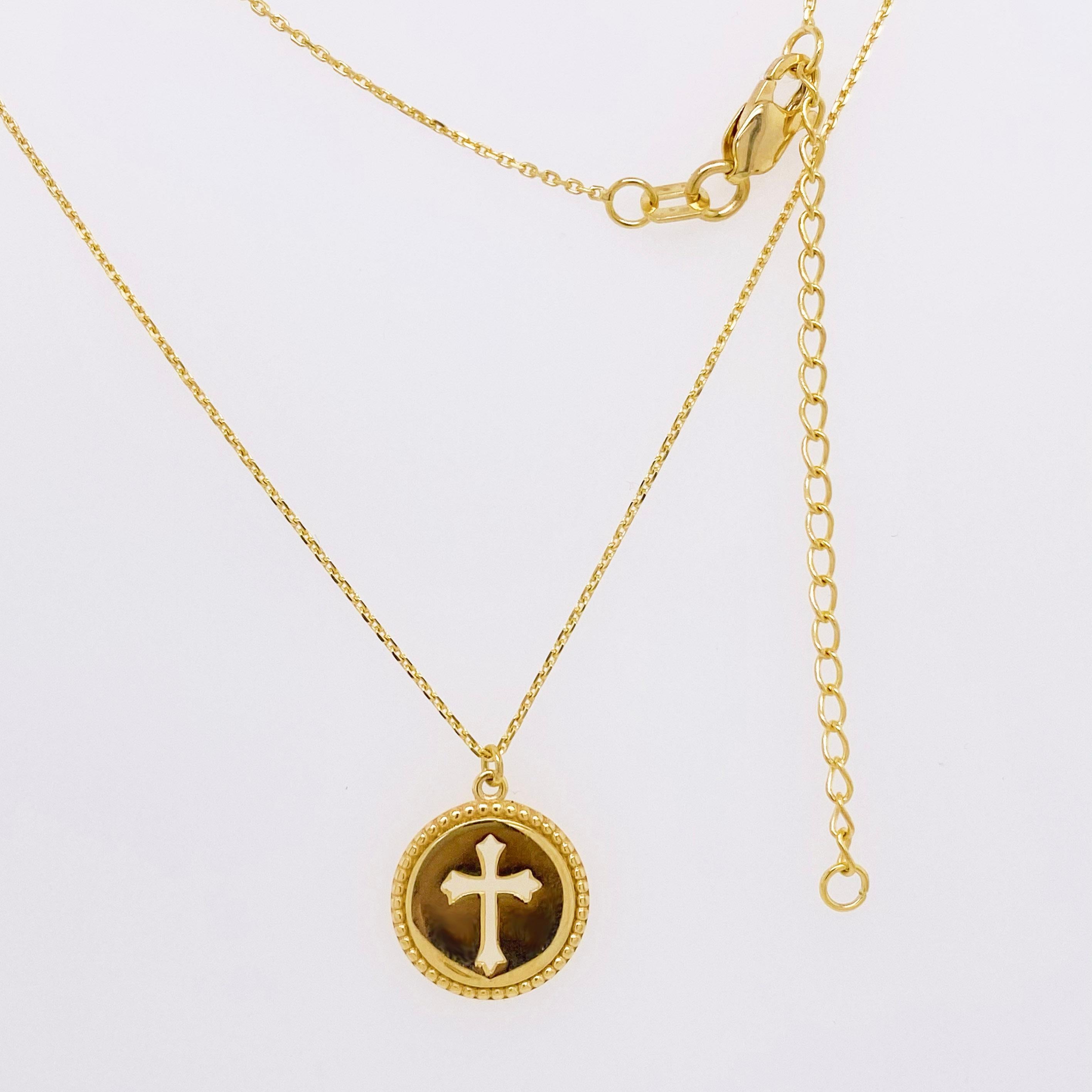 Collier à disque en forme de croix, pendentif religieux en or jaune 14 carats avec pièce de monnaie en forme de croix Pour femmes en vente