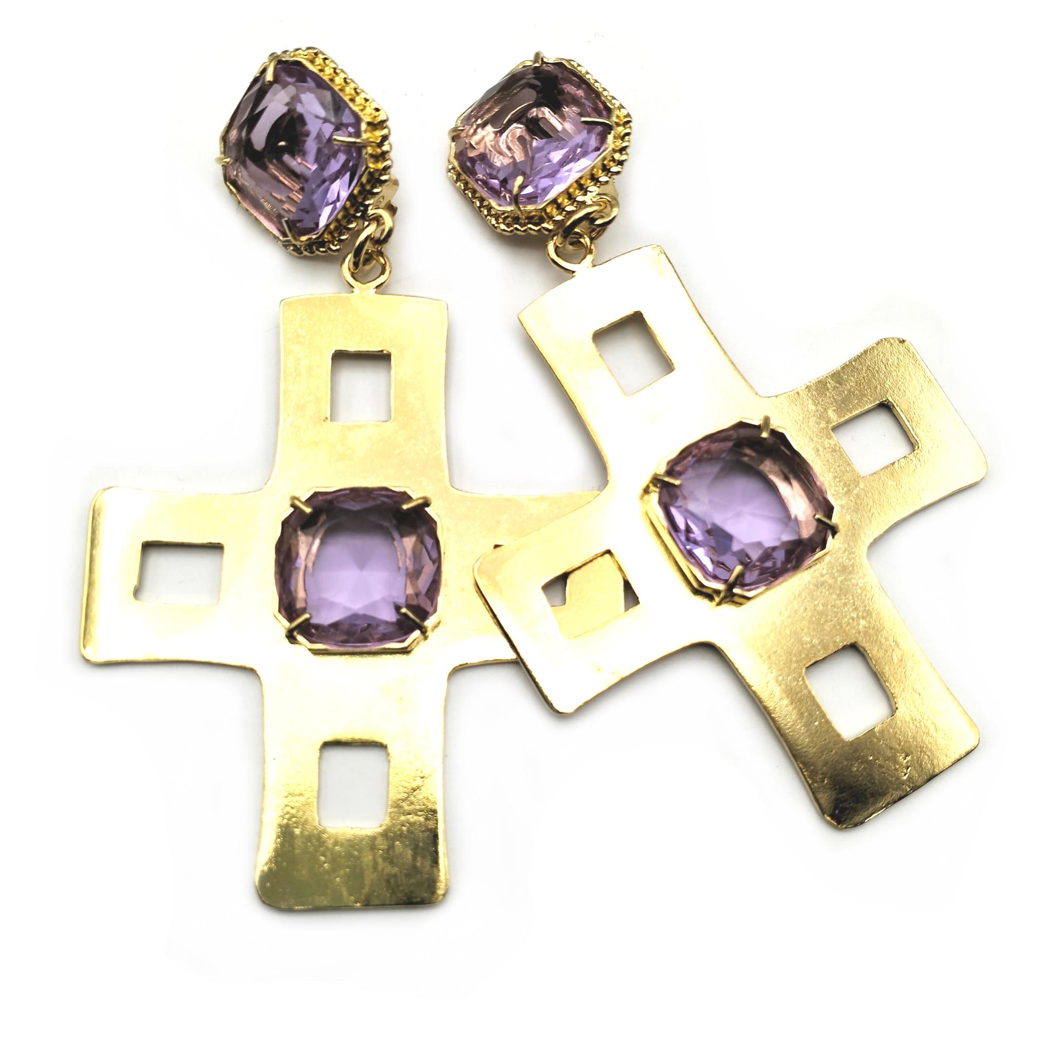 Patrizia Daliana, Ohrringe aus vergoldeter Bronze, 24 Karat, in Form eines Kreuzes und eines Zirkons in der Fassung im gotischen Stil. Silberne Clips. Um die Steine an unseren Schmuckstücken zu befestigen, verwenden wir nach italienischer