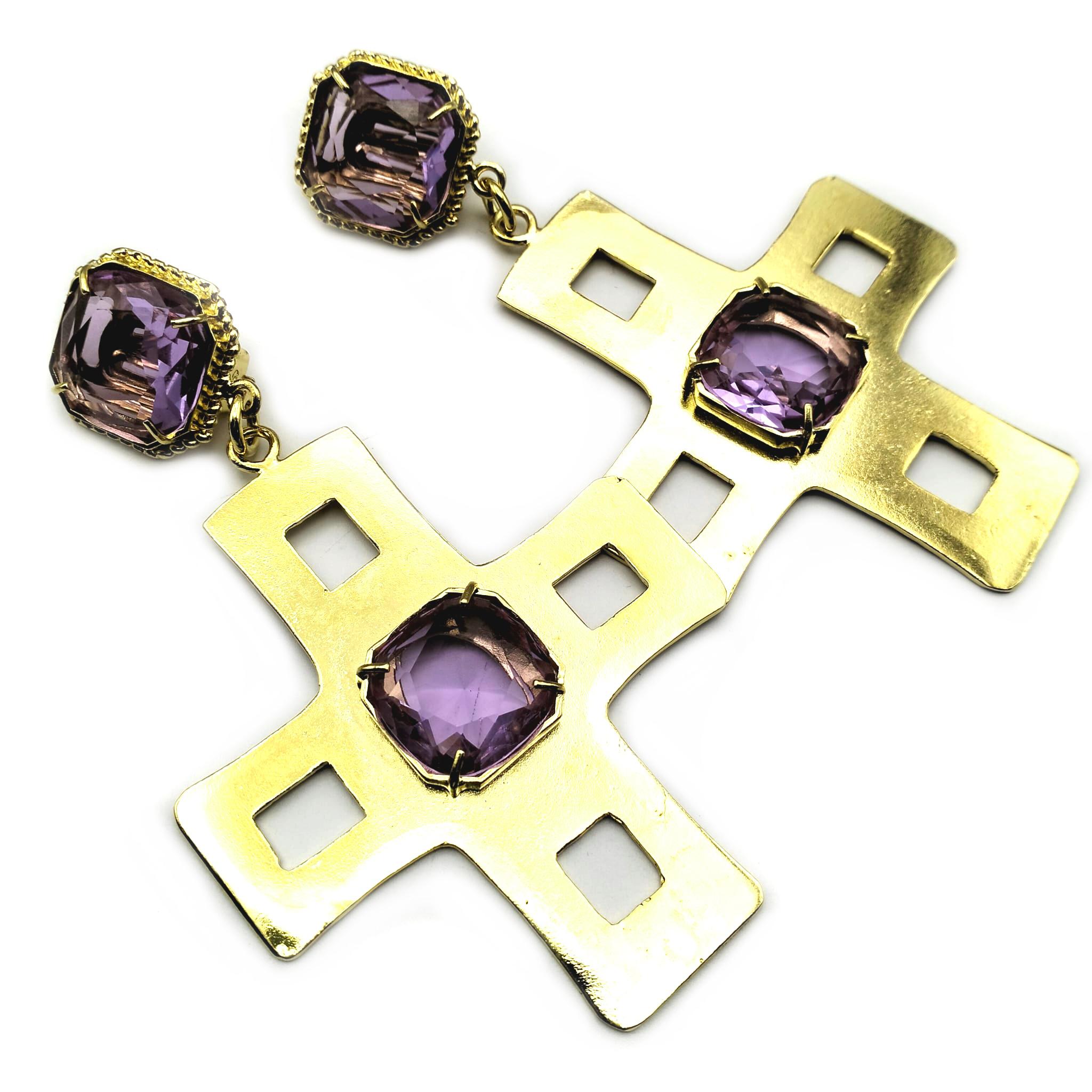 Kreuz-Ohrringe, 24 kt vergoldete Bronze-Ohrringe mit Zirkon (Briolette) im Angebot