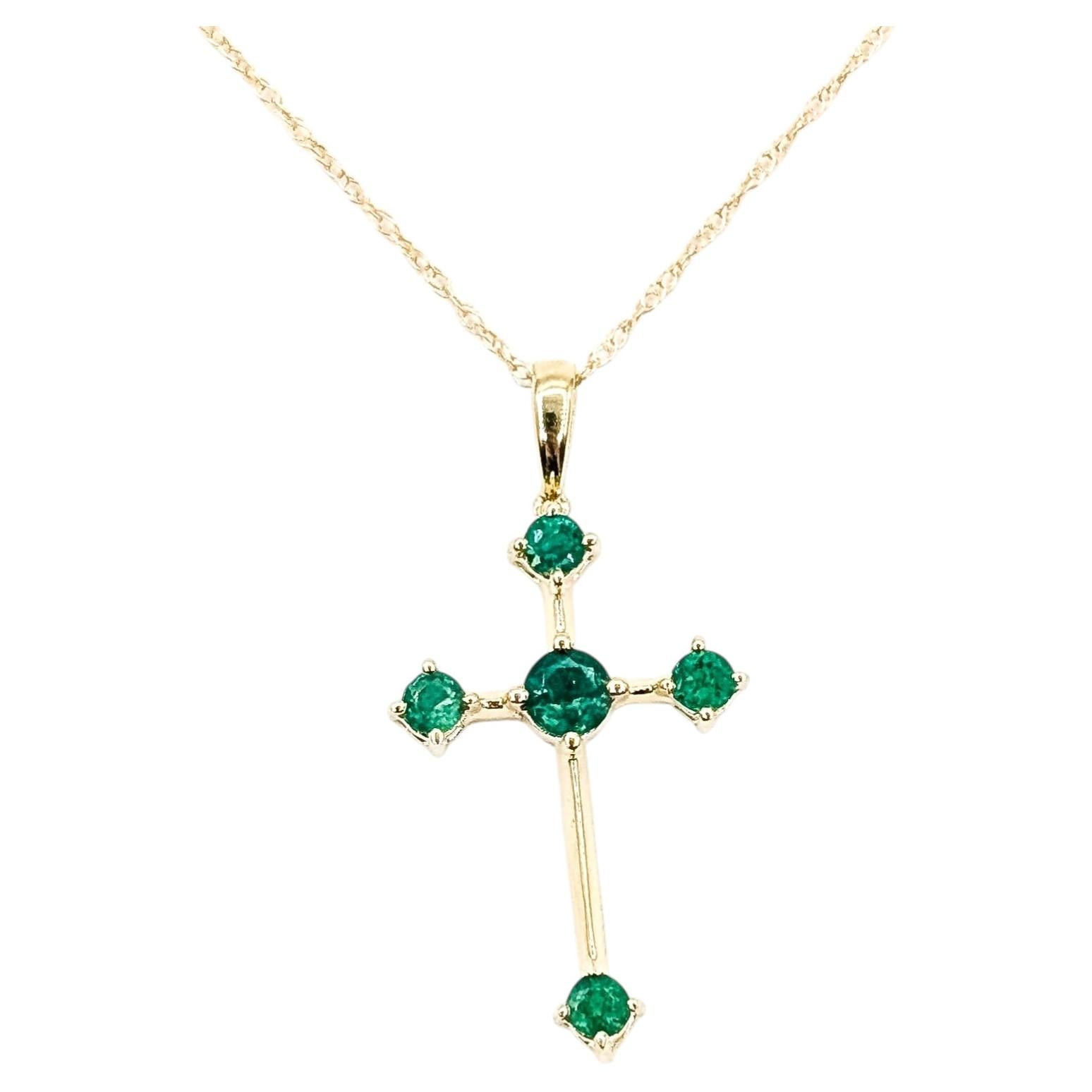 Collana con ciondolo a forma di croce con smeraldo in oro giallo 10k
